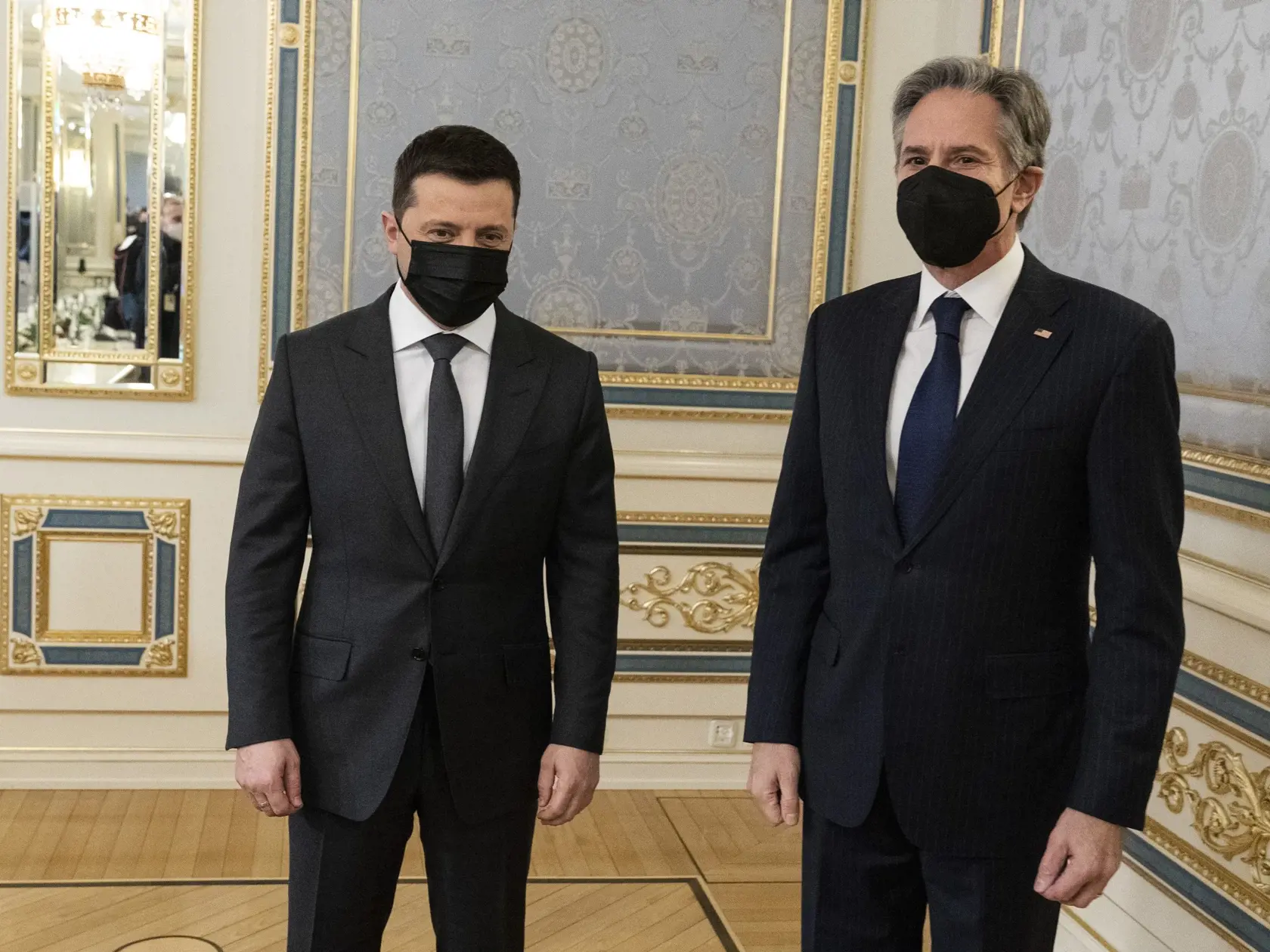 KK27 Kyjev - Ukrajinský prezident Volodymyr Zelenskyj (vľavo) a americký minister zahraničných vecí Antony Blinken počas stretnutia 19. januára 2022 v Kyjeve. FOTO TASR/AP
Ukrainian President Volodymyr Zelenskyy, left, stands with United States Secretary of State Antony Blinken on the occasion of their meeting at the Bankova, in Kyiv, Ukraine, Wednesday, Jan. 19, 2022, in Kyiv, Ukraine. (AP Photo/Alex Brandon, Pool)