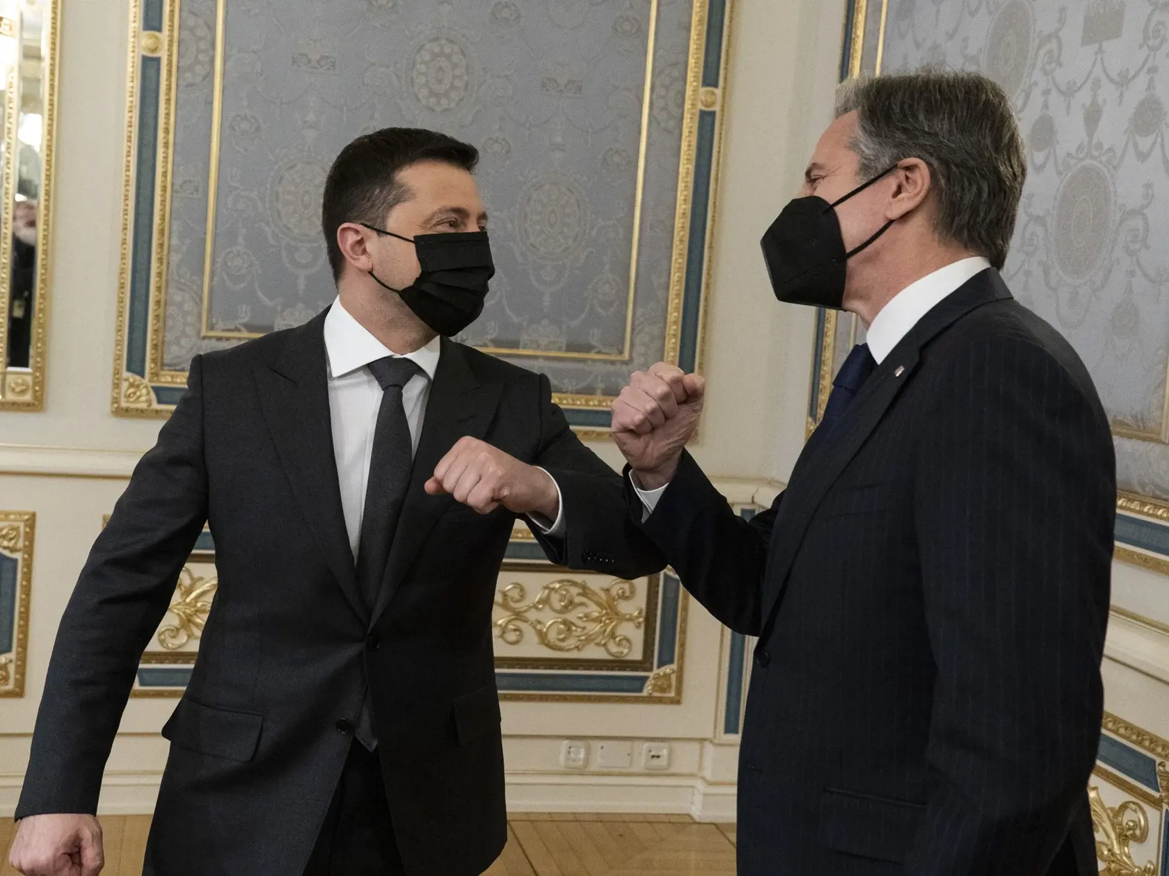 KK26 Kyjev - Ukrajinský prezident Volodymyr Zelenskyj (vľavo) a americký minister zahraničných vecí Antony Blinken počas stretnutia 19. januára 2022 v Kyjeve. FOTO TASR/AP
Ukrainian President Volodymyr Zelenskyy, left, touches elbows with United States Secretary of State Antony Blinken on the occasion of their meeting at the Bankova, Wednesday, Jan. 19, 2022, in Kyiv, Ukraine. (AP Photo/Alex Brandon, Pool)