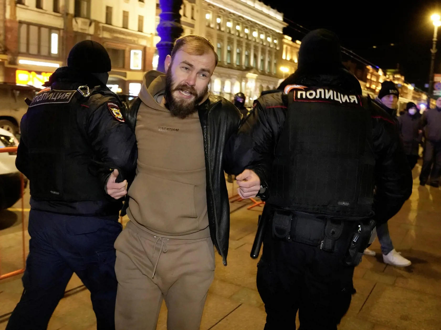 KK9 Moskva - Policajti zatýkajú muža počas akcie proti ruskému útoku na Ukrajinu, v Moskve 26. februára 2022. Pouličné protesty proti vojne na Ukrajine sa v Moskve, Petrohrade a ďalších ruských mestách obnovili aj v sobotu, pričom ľudia vyšli do ulíc i napriek masovému zatýkaniu vo štvrtok a piatok. FOTO TASR/AP