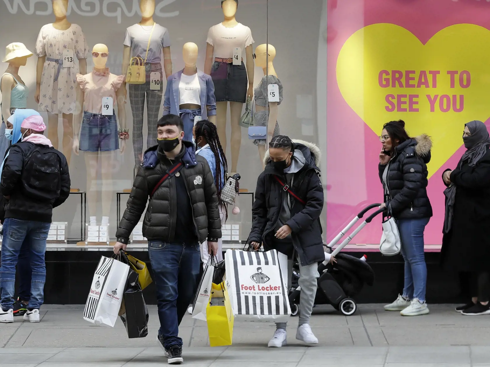 JB 22 Londýn - Ľudia stoja v rade pred obchodným domom Primark na ulici Oxford Street v Londýne 12. apríla 2021. V Anglicku sa od pondelka môžu opätovne otvoriť tzv. záhradné pohostinstvá a exteriérové časti reštaurácií či iných gastronomických prevádzok. Znovu sa tiež otvárajú obchody s iným než nevyhnutným tovarom, a tiež kaderníctva, posilňovne, plavecké bazény, nechtové štúdia, či zoologické záhrady. Zrušený bol aj zákaz vychádzania po 22.00 h. FOTO TASR/AP 

People queue to get into Primark