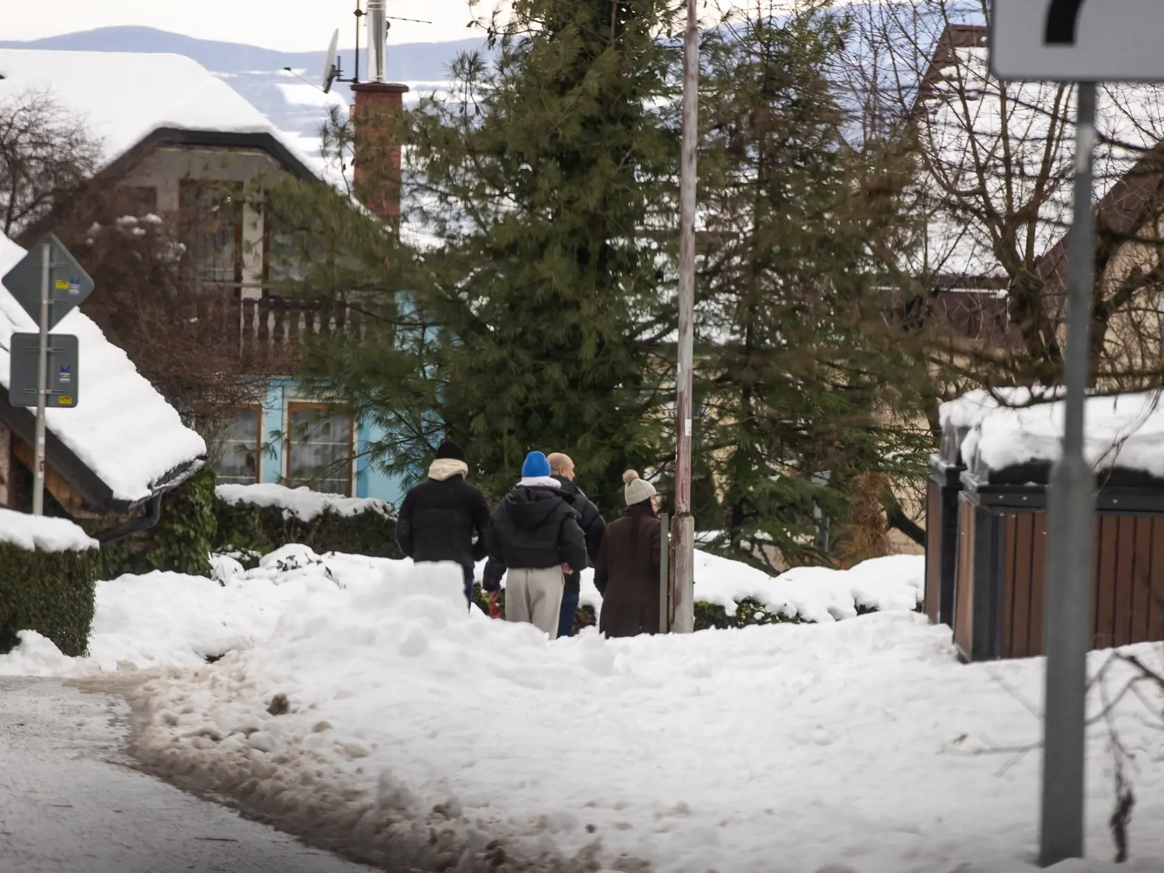 Dvojica sa na Štedrý večer prechádzala držiac sa za ruky neďaleko domu Demitrovcov.