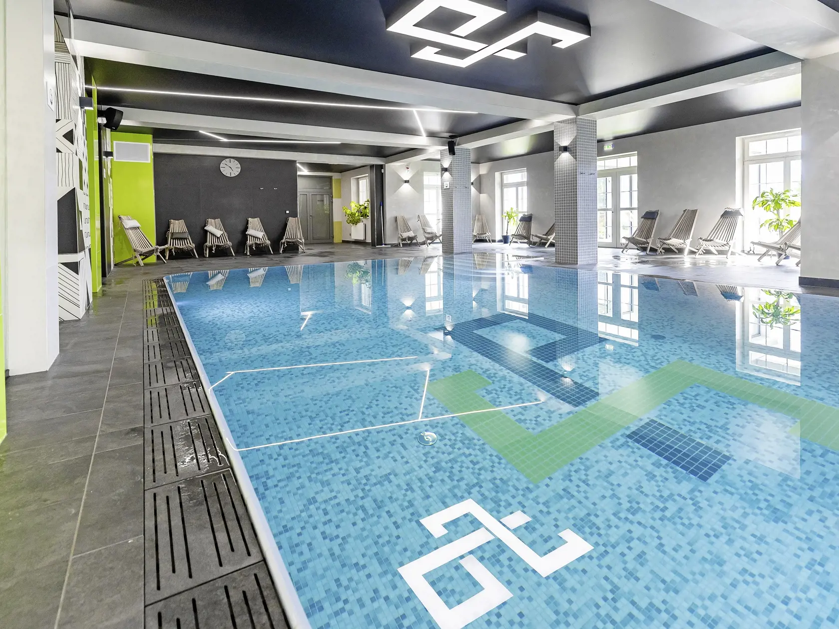 Relax. Wellness centrum ponúka bazén s protiprúdom aj sauny. Nad hladinou svieti logo s iniciálkami Petra Sagana.