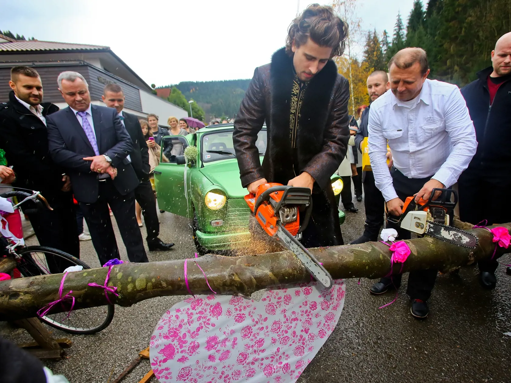 Na snimke Peter Sagan v ramci tradicie pili pomyselnu branu pred domom svojej nevesty Katariny Smolkovej v Dolnom Kubine.