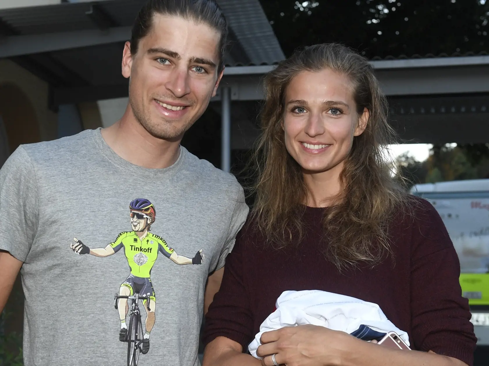 Manželia Peter Sagan a Katarína Saganová pred hotelom po skončení 16. etapy Tour de France, 18. júla 2016 vo švajčiarskom Oberhofene. Slovenský cyklista Peter Sagan z tímu Tinkoff obsadil prvé miesto v 16. etape Tour de France, ktorá viedla z francúzskeho Moirans-en-Montagne do švajčiarskeho Bernu (209 km).  FOTO TASR - Radovan Stoklasa