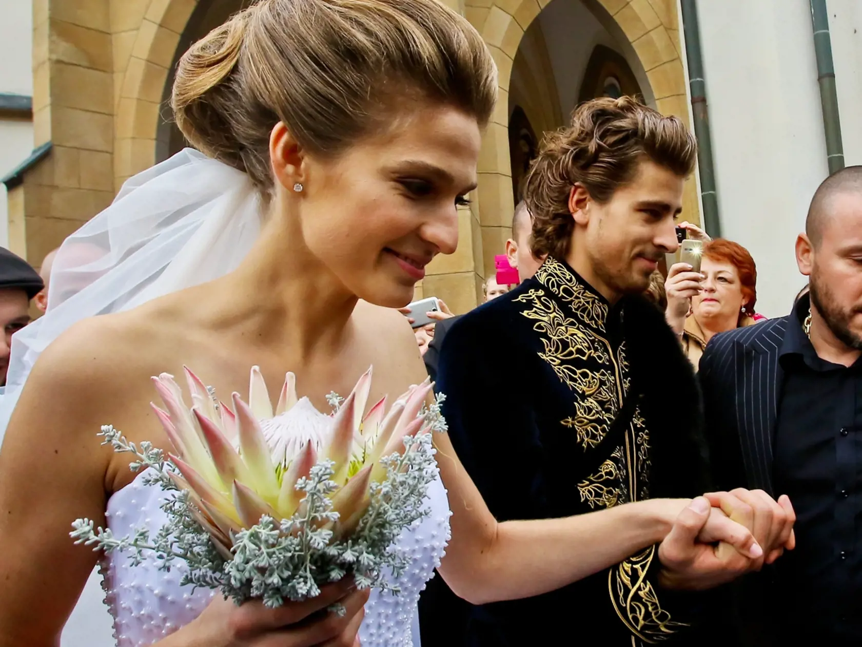 Na snimke novomanzelia Peter a Katarina Saganovci odchadzaju z kostola v Dolnom Kubine.