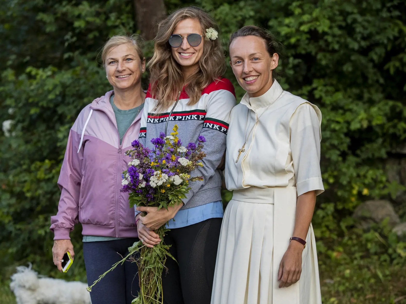 Katarína Saganová si spoločne so synom Marlonom a kamarátkou, rehoľnou sestrou Veronikou užíva pobyt v rodinnom penzióne Smolkovcov v Dolnom Kubíne.
