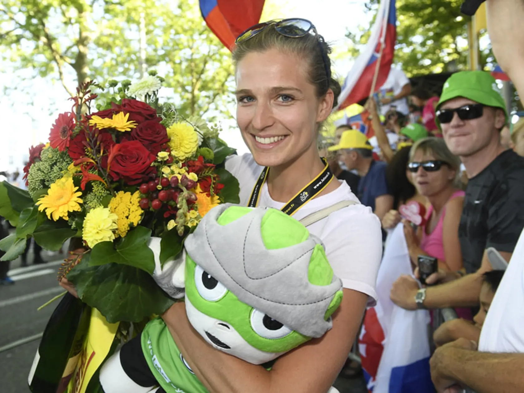 Na snímke manželka slovenského cyklistu Petra Sagana Katarína s trofejou za víťazstvo v cieli 16. etapy 103. ročníka prestížnych cyklistických pretekov Tour de France z Moirans-en-Montagne do švajčiarskeho Bernu (209 km) 18. júla 2016. Peter Sagan zvíťazil už v tretej etape tohto ročníka TdF. V bodovacej súťaži má pred druhým Markom Cavendishom  114 bodov.  FOTO TASR - Radovan Stoklasa