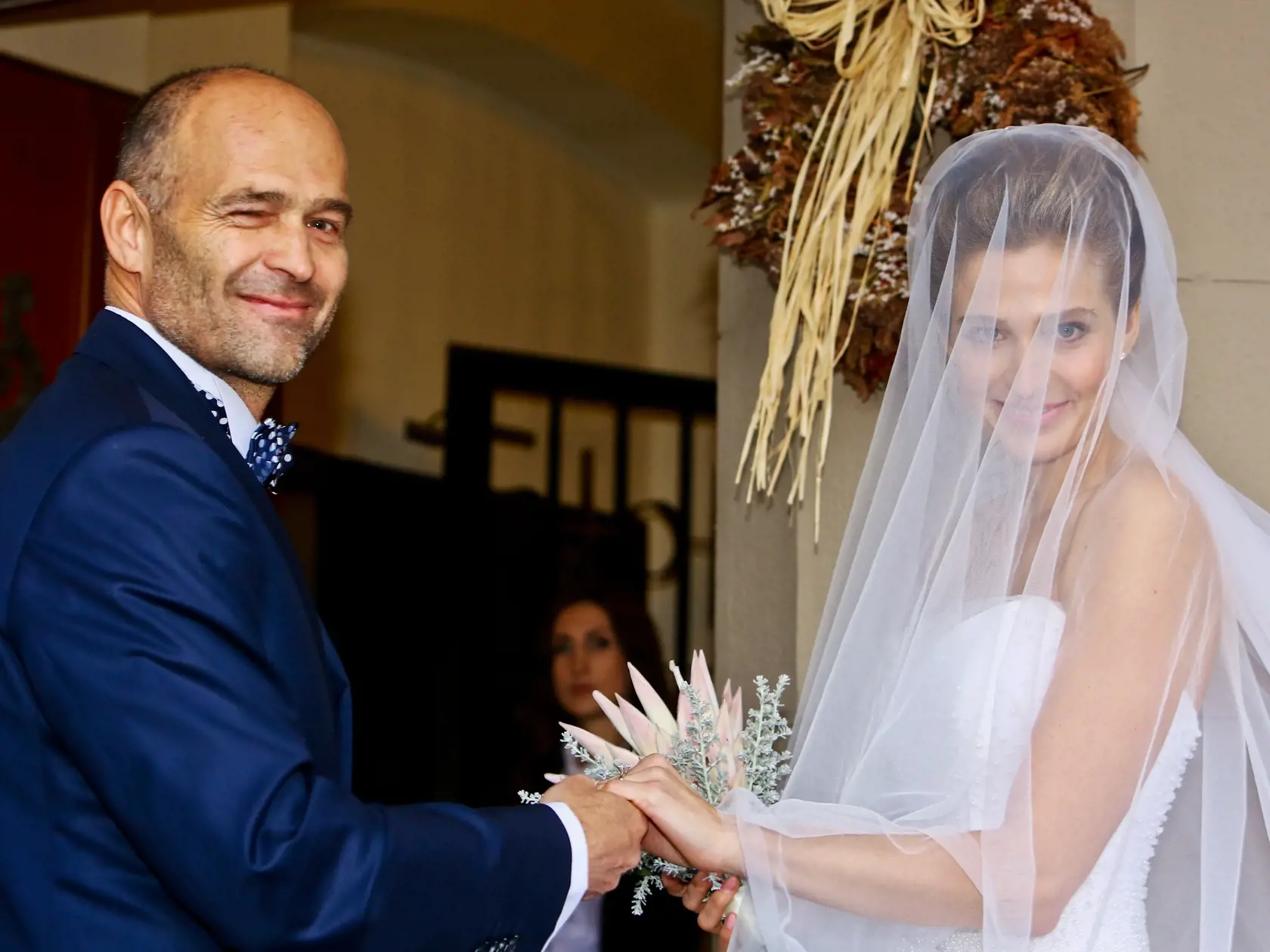 Na snimke nevesta Katarina Smolkova v doprovode svojho otca pred kostolom v Dolnom Kubine.