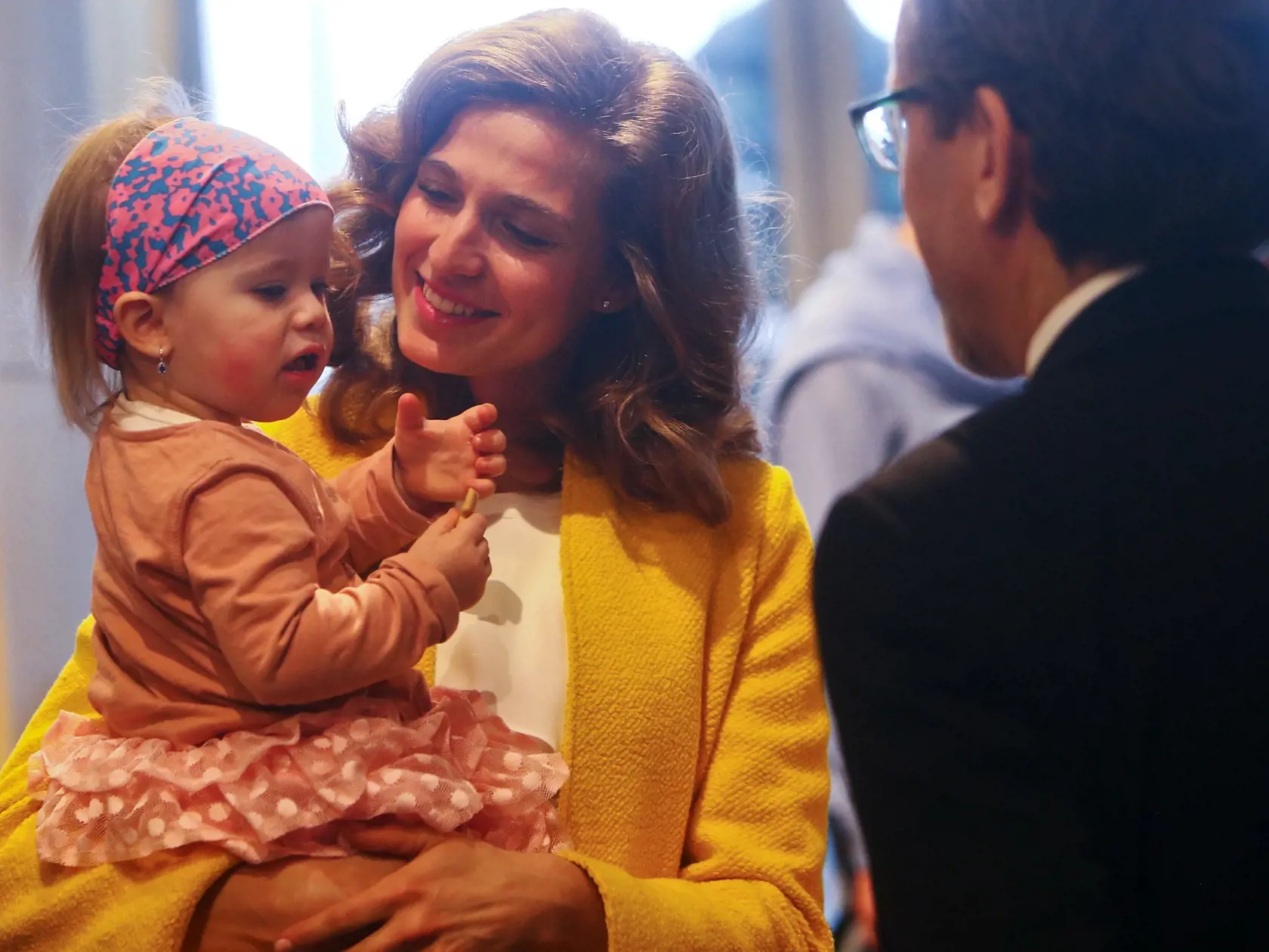 Na snimke Katarina Saganova drzi na rukach dieta pocas tlacovej konferencie, na ktorej jej manzel Peter oboznamil media so svojim programom na nadchadzajucu sezonu a predstavil svoj projekt, cyklisticky oddiel CYS Zilina Peter Sagan Academy.