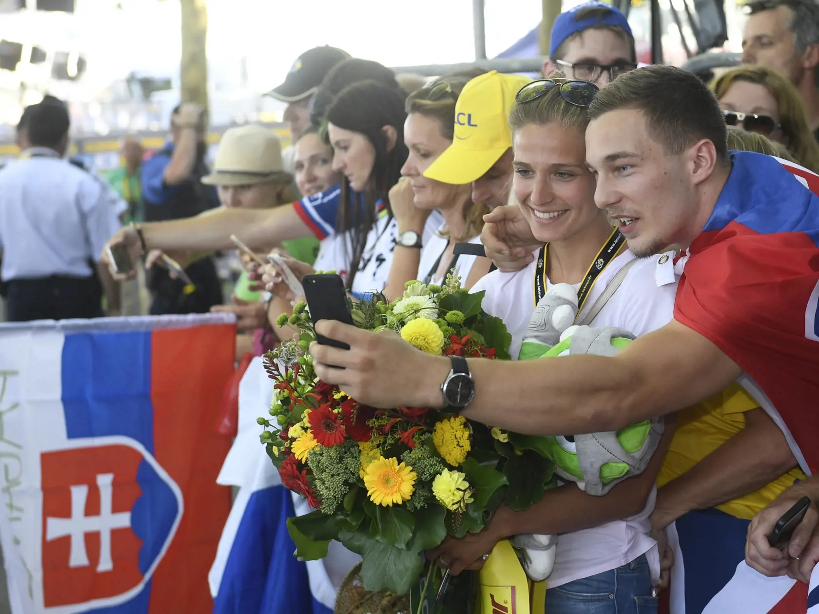 Na snímke manželka slovenského cyklistu Petra Sagana Katarína (druhá sprava) sa fotografuje s fanúšikmi v cieli 16. etapy 103. ročníka prestížnych cyklistických pretekov Tour de France z Moirans-en-Montagne do švajčiarskeho Bernu (209 km) 18. júla 2016. Peter Sagan zvíťazil už v tretej etape tohto ročníka TdF. V bodovacej súťaži má pred druhým Markom Cavendishom  114 bodov.  FOTO TASR - Radovan Stoklasa