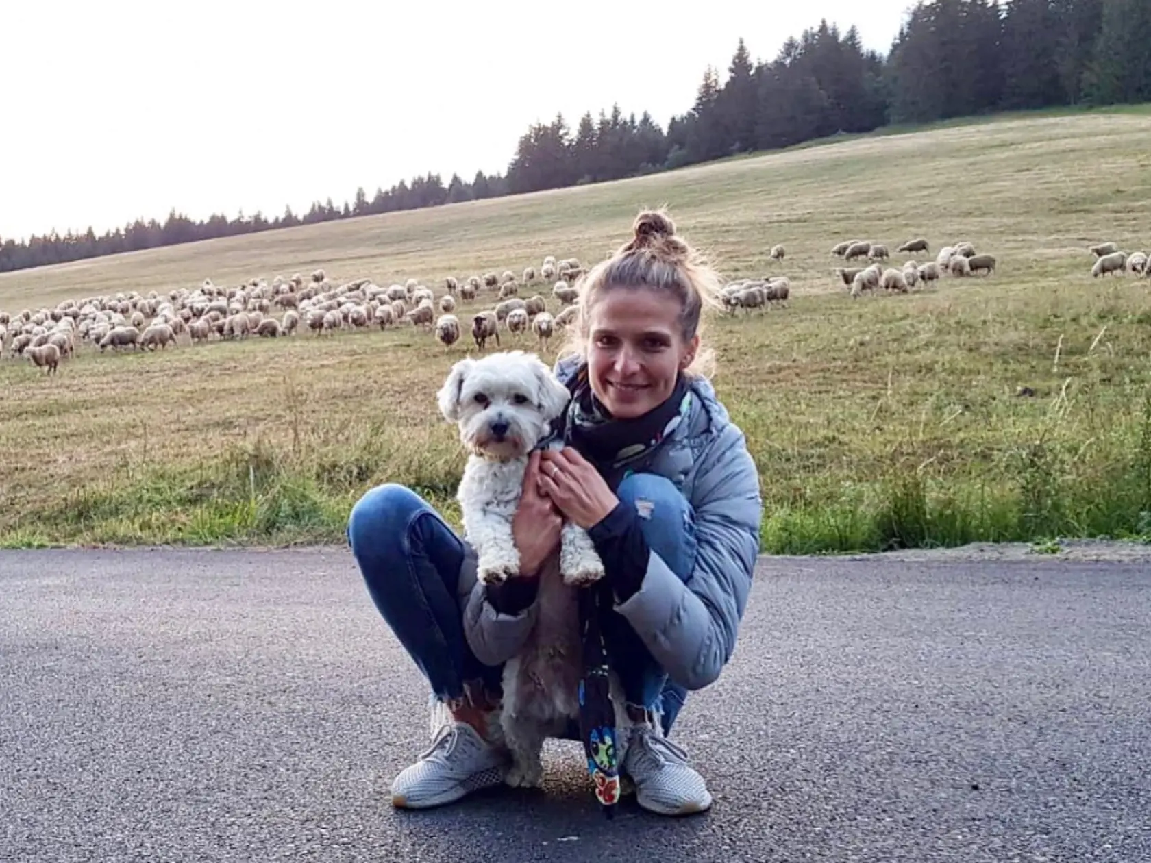 Katka sa šla prejsť so svojím psíkom a spoločnosť im robilo aj obrovské stádo oviec! Pri pohľade na manželku Petra Sagana však nemáte pocit, že na Slovensku je momentálne leto.