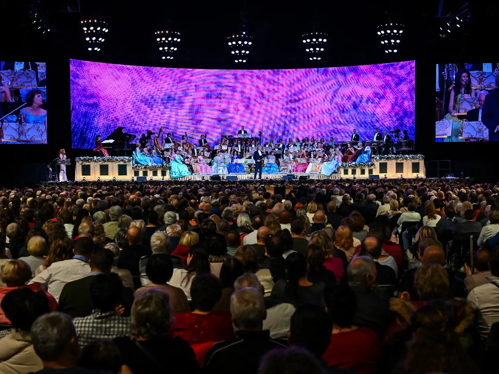 Na snímke svetoznámy holandský huslista a dirigent André Rieu (v pozadí uprostred) počas koncertu so 60-členným orchestrom Johanna Straussa v Bratislave 7. novembra 2024. FOTO TASR - Pavol Zachar