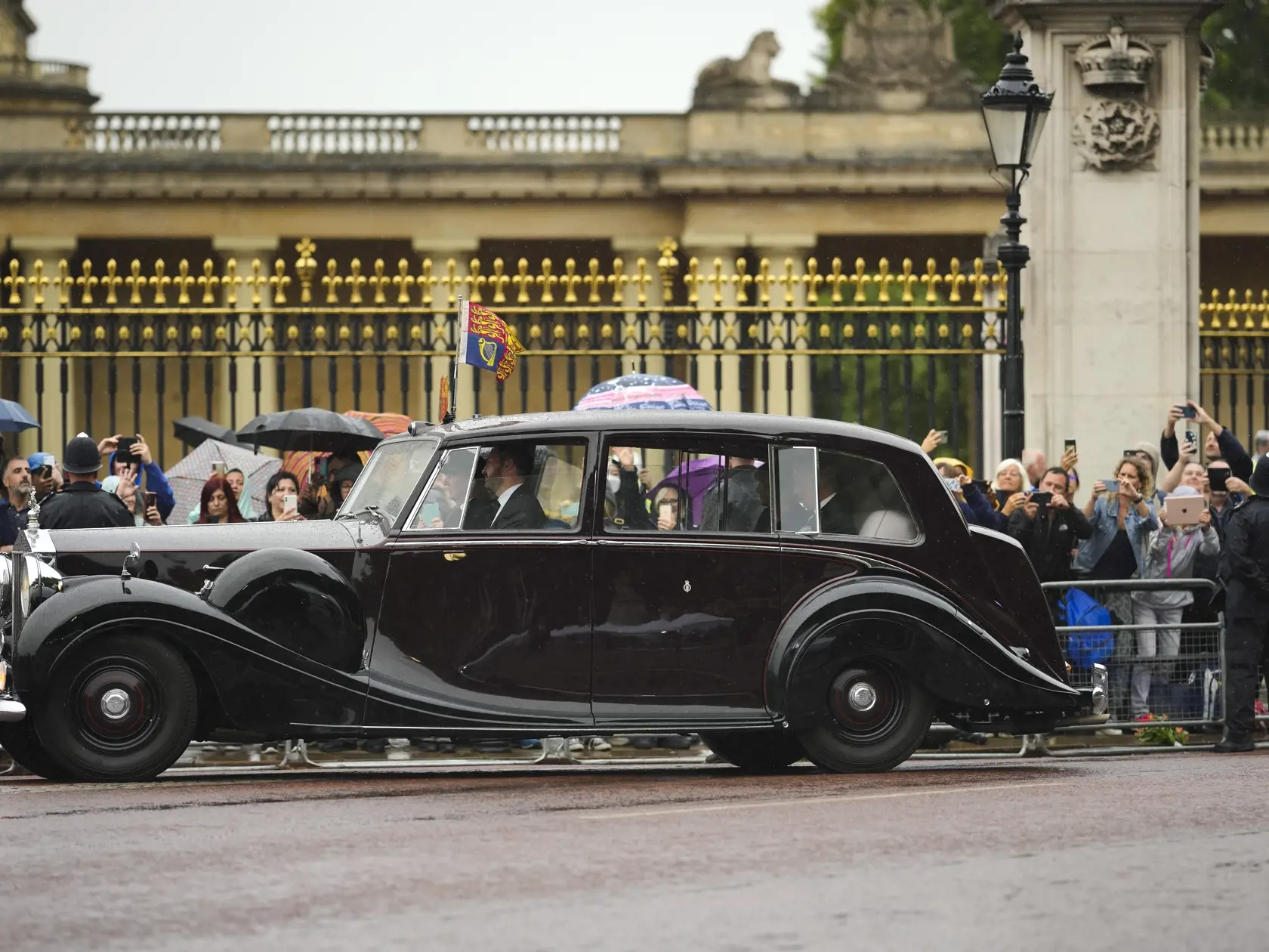 Britský kráľ Charles III. a Camilla, kráľovná manželka prichádzajú autom do Buckinghamského paláca 13. septembra 2022.