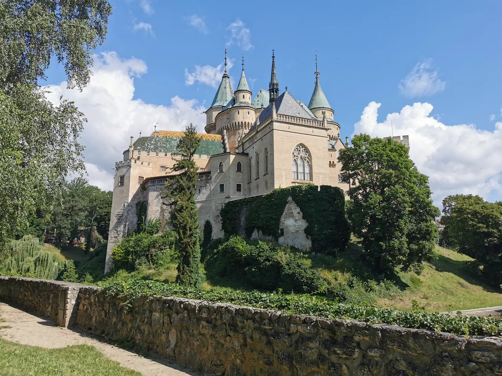 Areál s trpaslíkmi sa nachádza rovno nad Bojnickým zámkom.