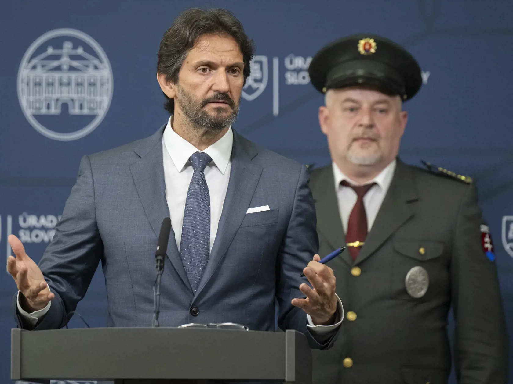 Na snímke zľava podpredseda vlády a minister obrany SR Robert Kaliňák (Smer-SD) a prezident Policajného zboru SR Ľubomír Solák počas tlačovej konferencie na tému "Bezpečnostná situácia na Slovensku" 19. mája 2024 v Bratislave. FOTO TASR - Martin Baumann