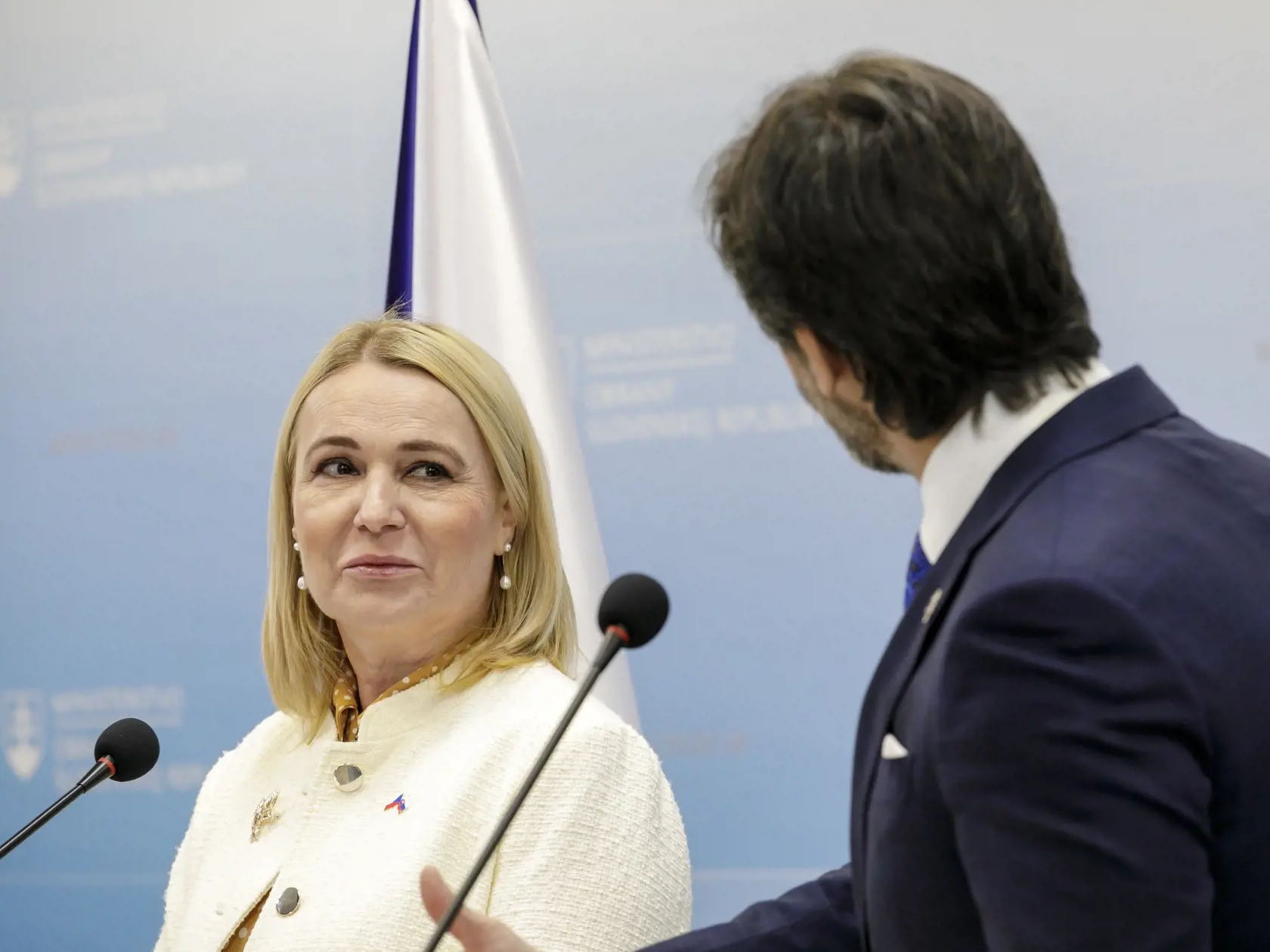 Na snímke podpredseda vlády a minister obrany SR Robert Kaliňák a ministerka obrany ČR Jana Černochová počas tlačovej konferencie pri príležitosti oficiálnej návštevy českej ministerky obrany na Slovensku v Bratislave 6. marca 2025. 