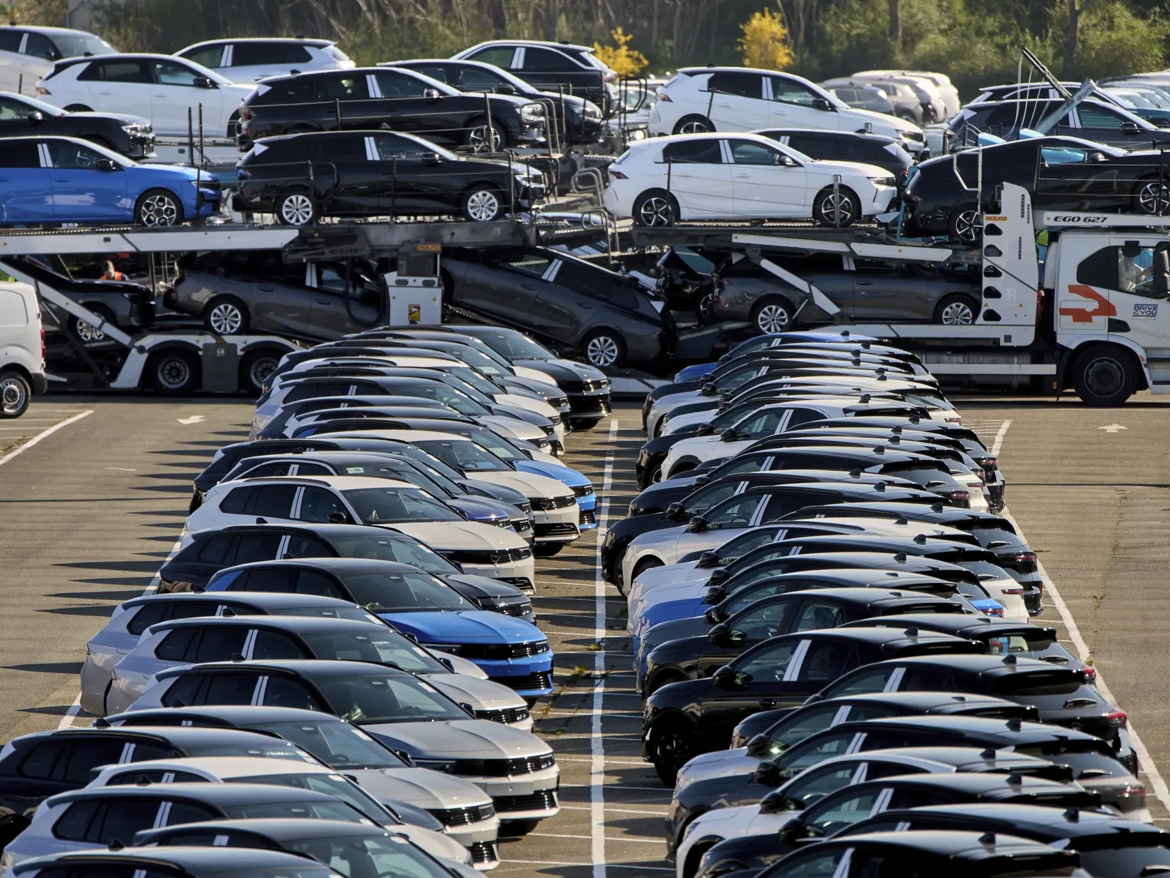 Automobily značky Opel sú odparkované v závode spoločnosti Opel v nemeckom Rüsselsheime neďaleko Frankfurtu vo štvrtok 27. marca 2025. Nemecké združenie automobilového priemyslu (VDA) varuje pred závažnými hospodárskymi dôsledkami nových ciel na automobily v USA.