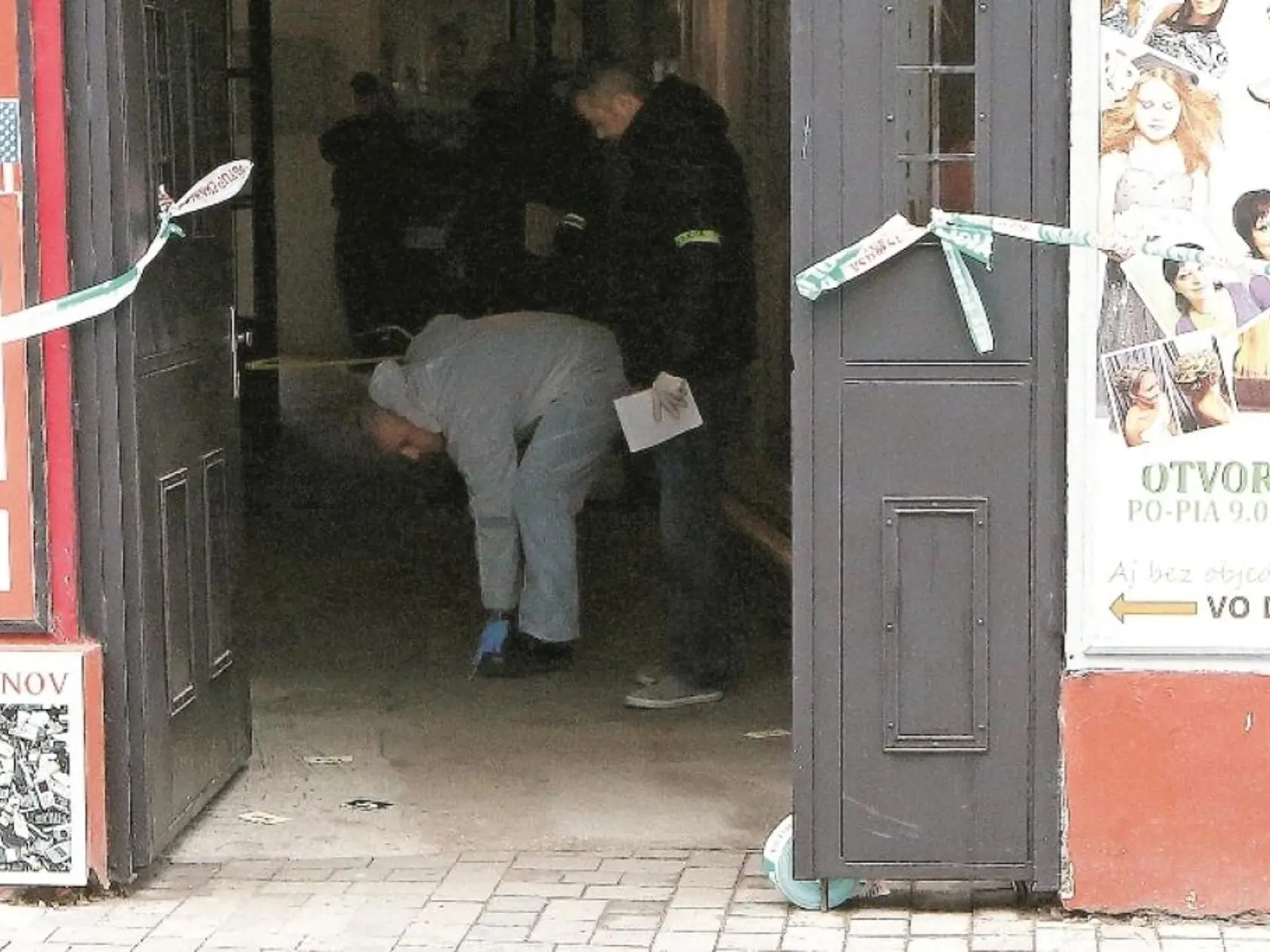 V novembri toho istého roku bol Holanďan Gerrit Jan Kramer obvinený z vraždy svojej priateľky, Slovenky Simony po tom, čo sa s ním chcela rozísť. Najskôr ju mal zbiť a neskôr poliať horľavinou a podpáliť vo svojom byte. Žena zraneniam na mieste podľahla.