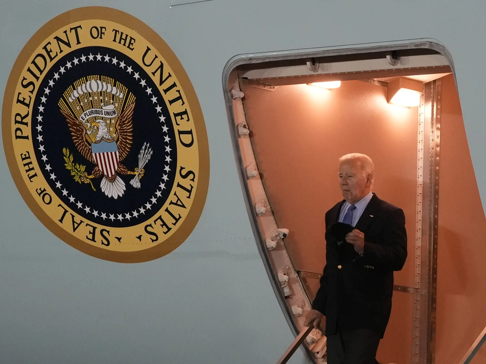 WA 6 Brindisi - Americký prezident Joe Biden vystupuje z lietadla po prílete na letisko v meste Brindisi na juhu Talianska v stredu 12. júna 2024. Vo štvrtok sa začne 50. summit hláv štátov a vlád štátov skupiny G7. Zúčastní sa na ňom aj ukrajinský prezident Volodymyr Zelenskyj. Témami pracovných rokovaní prvého dňa budú Afrika, klimatická zmena, Blízky východ a Ukrajina. FOTO TASR/AP 

President Joe Biden arrives on Air Force One at Brindisi International Airport, Wednesday, June 12, 2024, in B