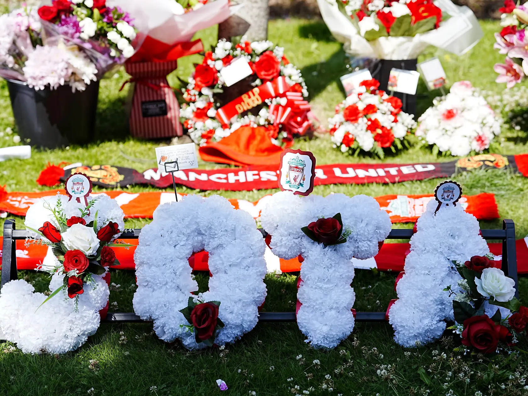 Fanúšikovia Liverpoolu si pri štadióne Anfield Road uctili zosnulého Dioga Jotu.