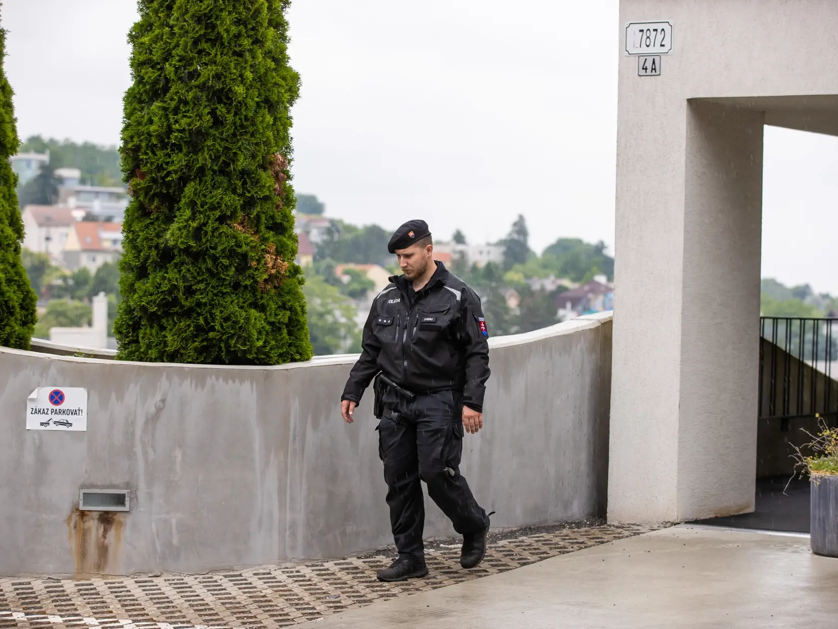 Policajný doprovod pred Sokolská residence kde býva premiér Robert Fico. 