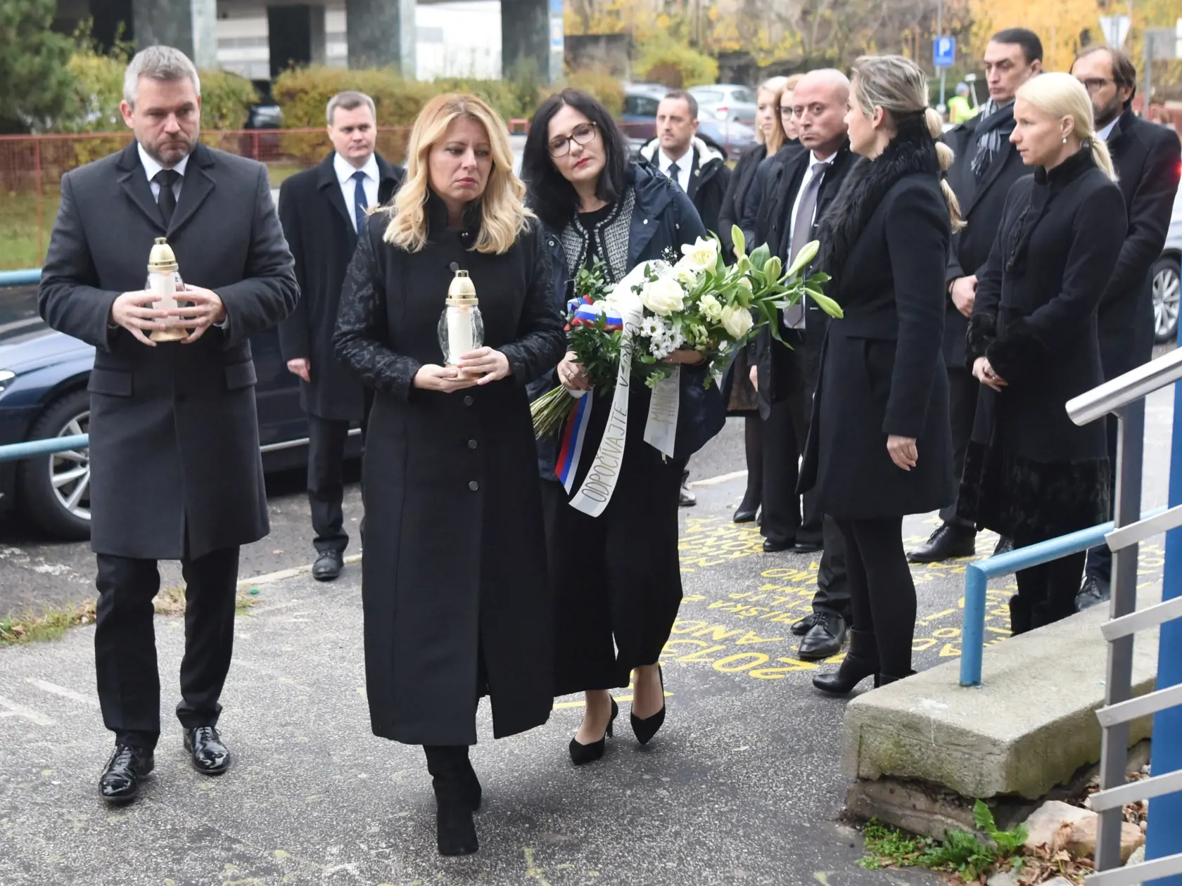 Na snímke zľava premiér SR Peter Pellegrini, prezidentka SR Zuzana Čaputová a ministerka školstva Martina Lubyová počas zapálenia sviečky pred Gymnáziom na Párovskej ulici na uctenie si pamiatky obetí stredajšej tragickej nehody v Nitre v piatok 15. novembra 2019. Na Slovensku sa začal štátny smútok, ktorý pripomína 12 obetí tragickej dopravnej nehody pri Nitre. Od 08.00 do 20.00 h budú štátne vlajky spustené na pol žrde. Nehoda, ktorá sa stala v stredu (13. 11.) na zlatomoravskej ceste I/65 neď