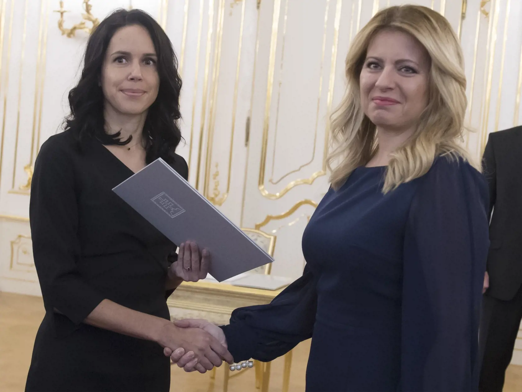 Prezidentka SR Zuzana Čaputová (vpravo) vymenovala sudcov všeobecných súdov. Na snímke vľavo Eva Dobríková (Okresný súd Komárno), ktorá si prevzala menovací dekrét 21. novembra 2019 v Bratislave. FOTO TASR - Martin Baumann
