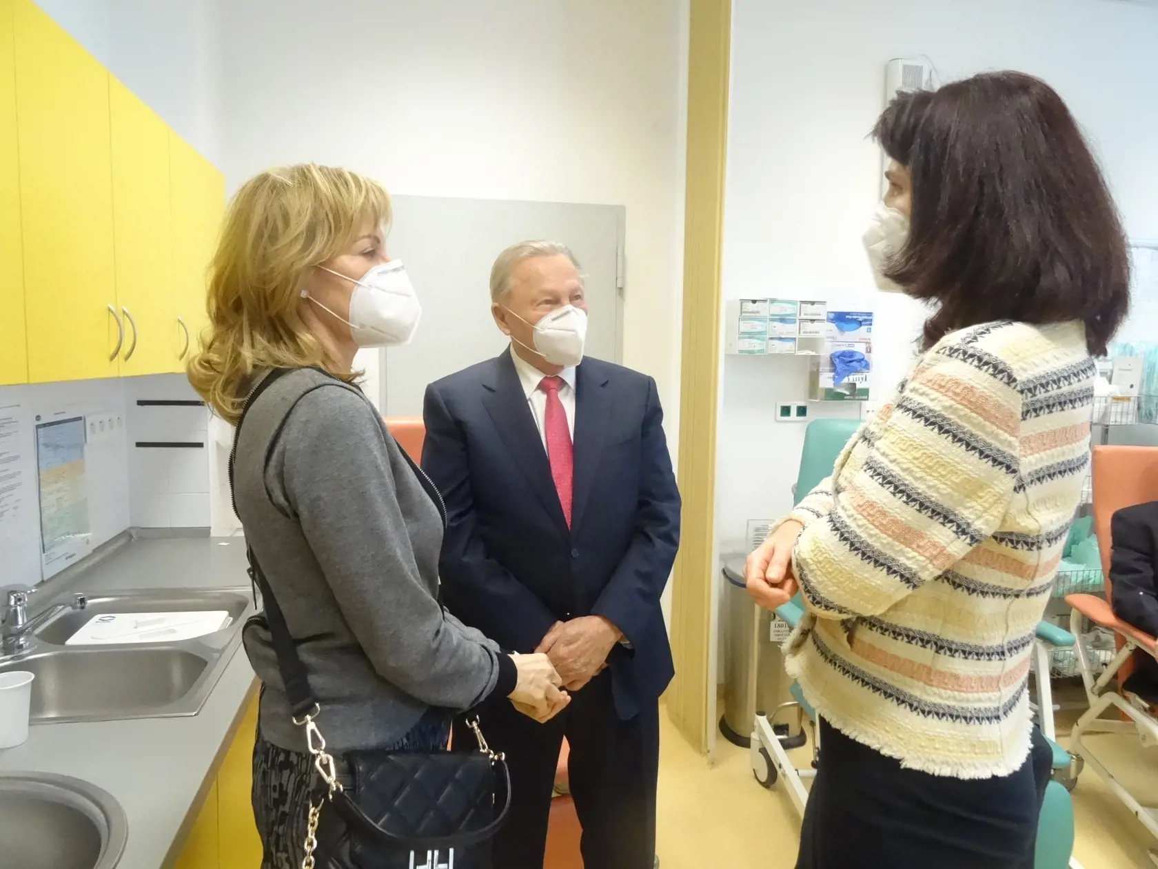Ingrid Schusterová s otcom Rudolfom  Schusterom v rozhovore so Zuzanou Paraličovou, lekárkou z Kliniky infektológie a cestovnej medicíny UNLP Košice, po podaní vakcíny prezidentovi.