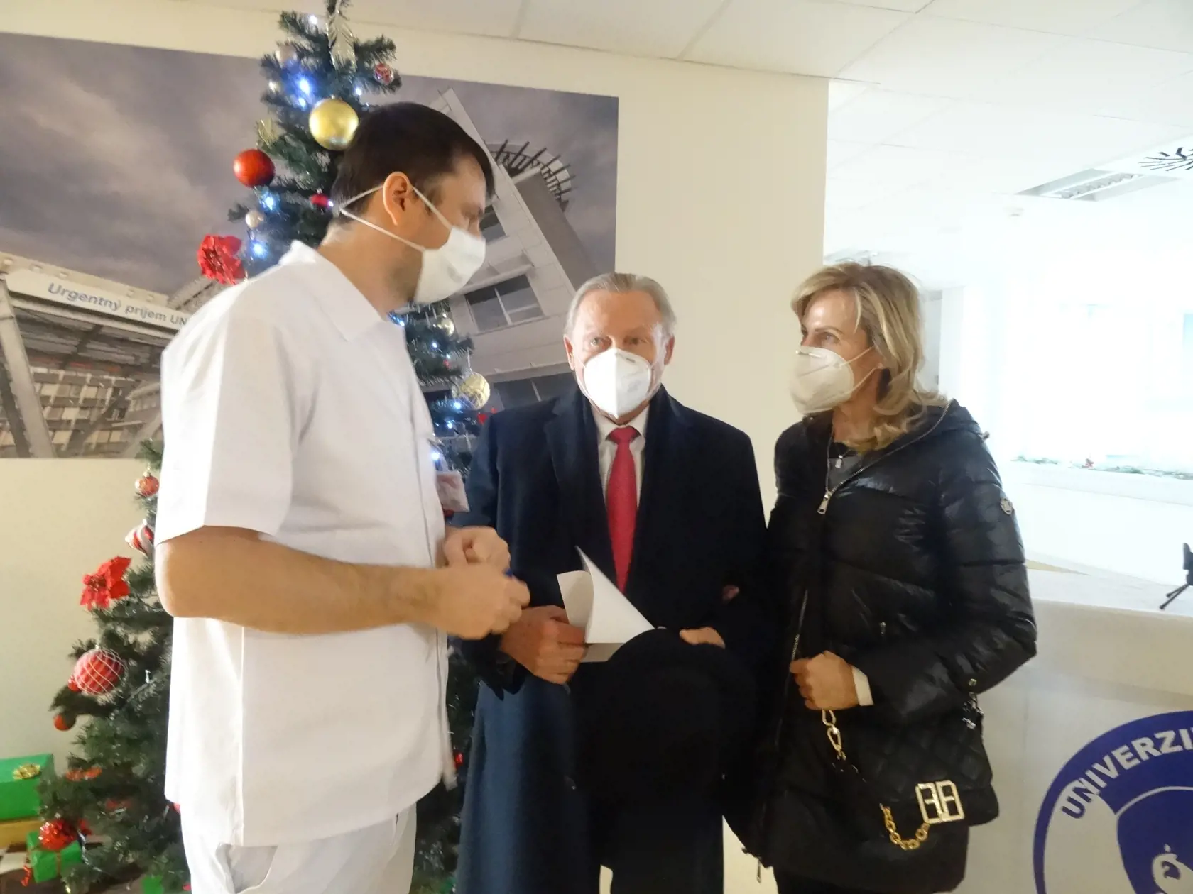Zástupca prednostu  Kliniky infektológie a cestovnej medicíny UNLP Martin Novotný pri konzultácii s prezidentom Rudolfom Schsuterom a jeho dcérou Ingrid Schusterovou pred podaním vakcíny.