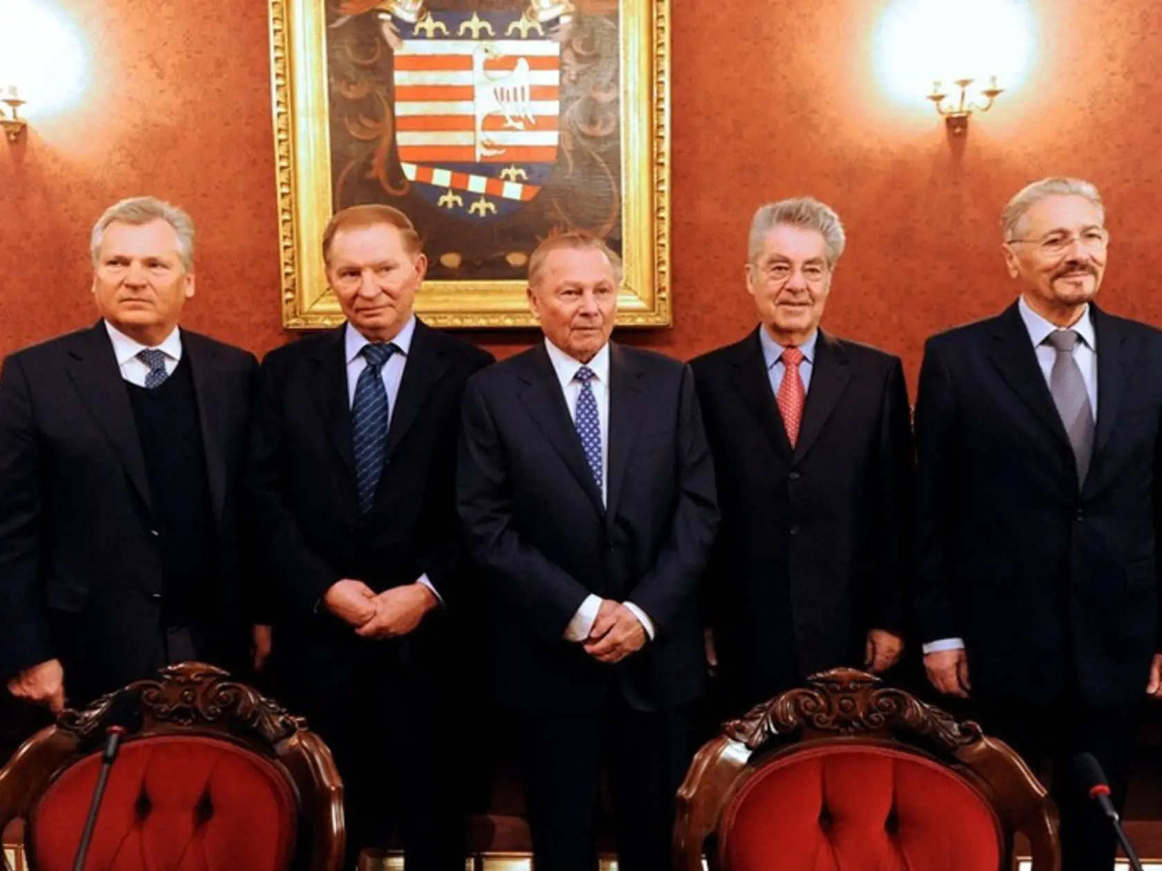 Piati prezidenti :  Diskutovali  o Európskej únií. Zľava - Alexander  Kwasniewski, Leonid Kučma, Rudolf  Schuster,  Heinz Fischer, Emil  Constantinescu