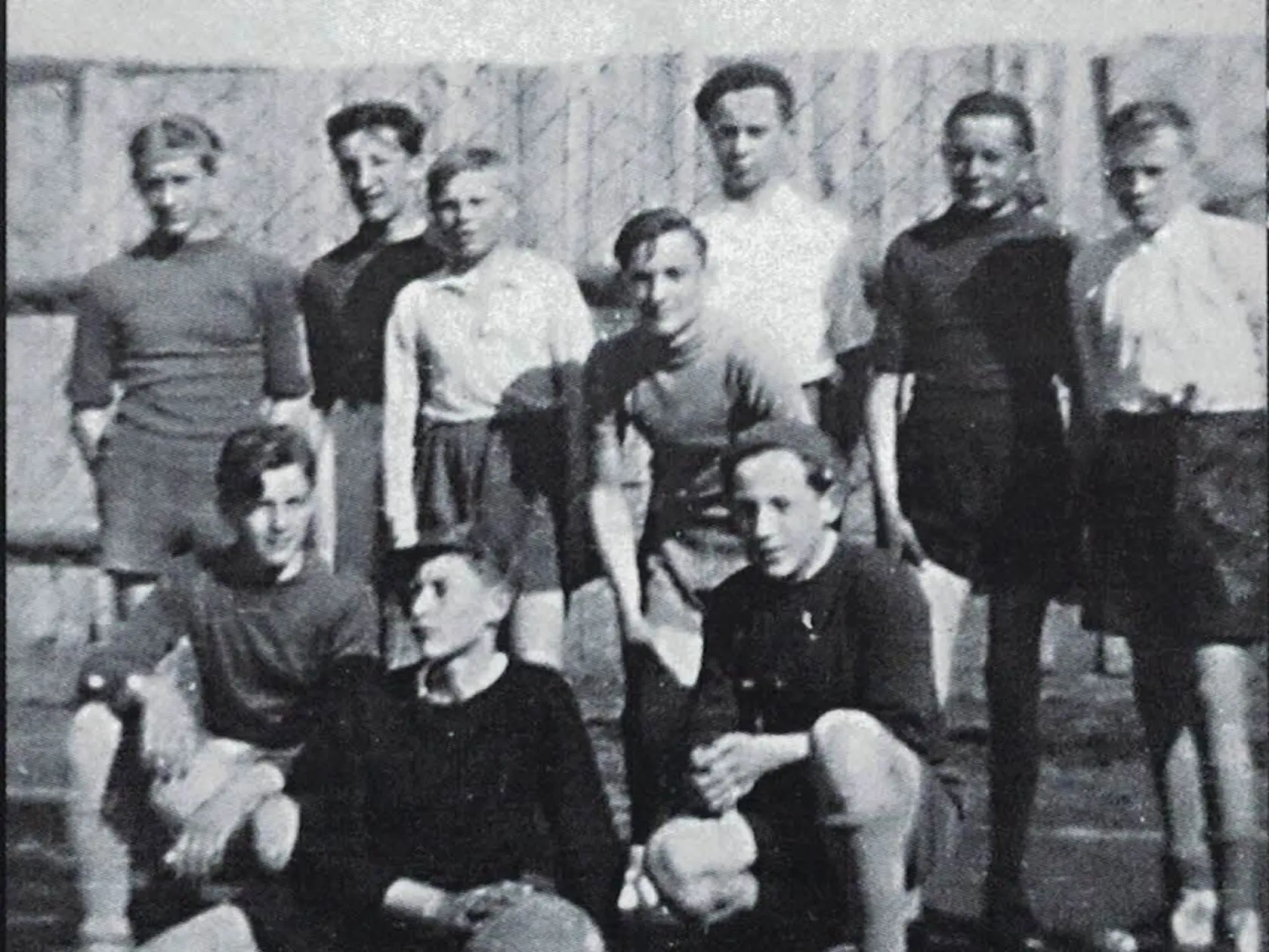 Žiacke futbalové mužstvo z Medzeva s prezývkou „Potkany“, Rudolf Schuster stojaci tretí zľava (kapitán).
