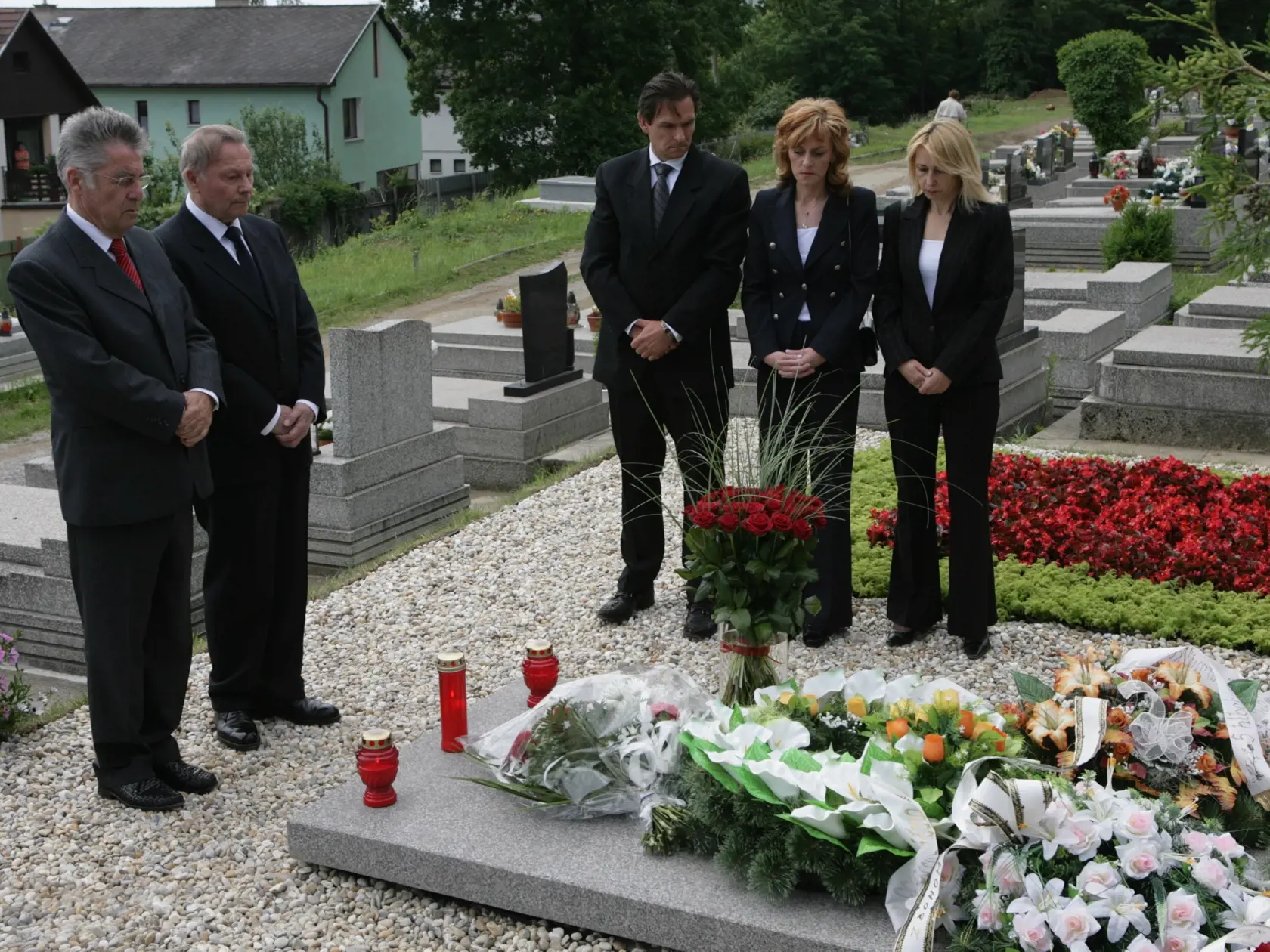 Rudolf Schuster s najbližšou rodinou a hosťami pohrebu pri hrobe Ireny Schusterovej. (archívne foto 15. 6. 2008)