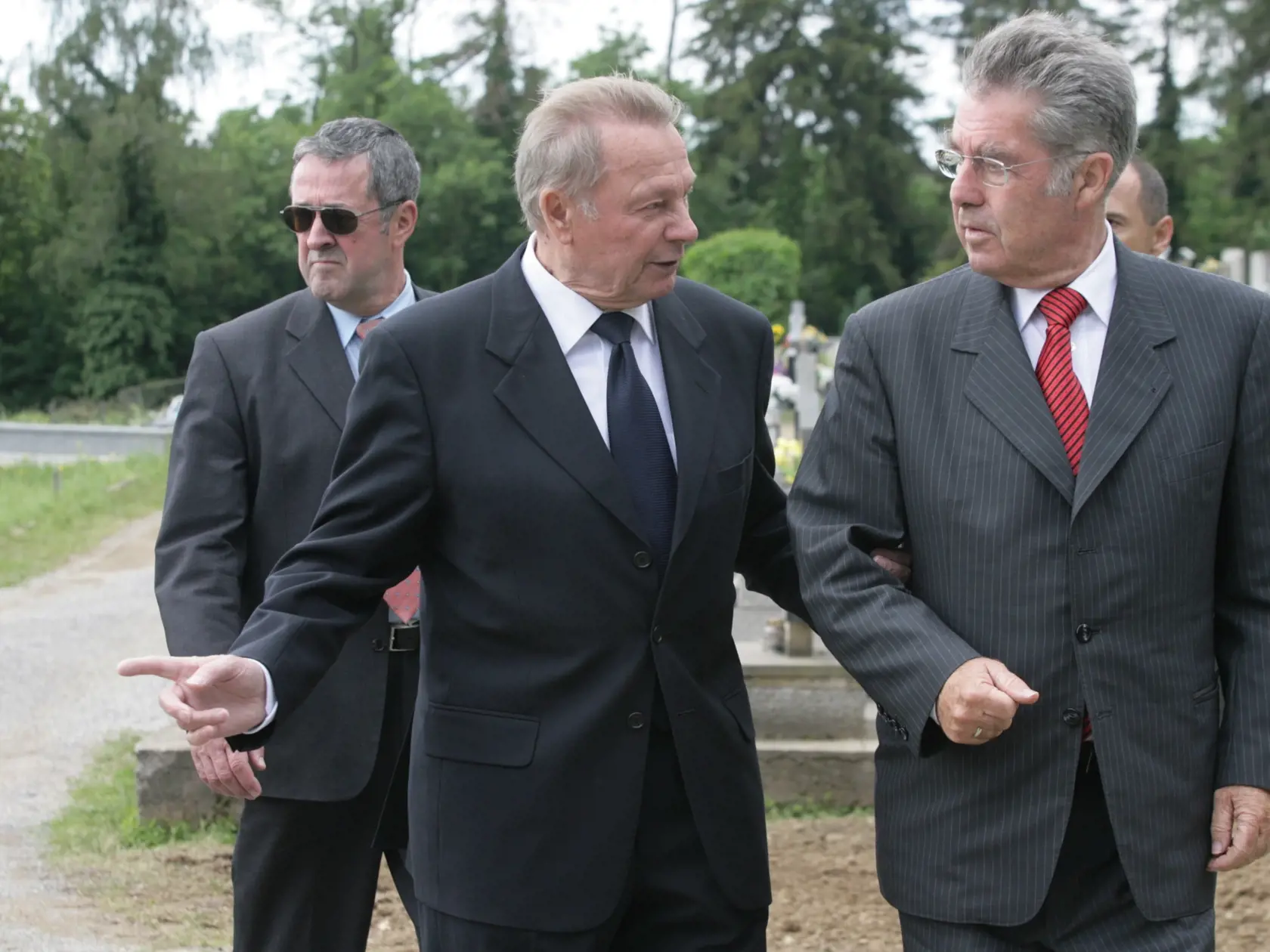 Rudolf Schuster s účastníkmi pohrebu odchádza z  Cintorína sv. Rozálie v Košiciach. (archívne foto 15. 6. 2008)