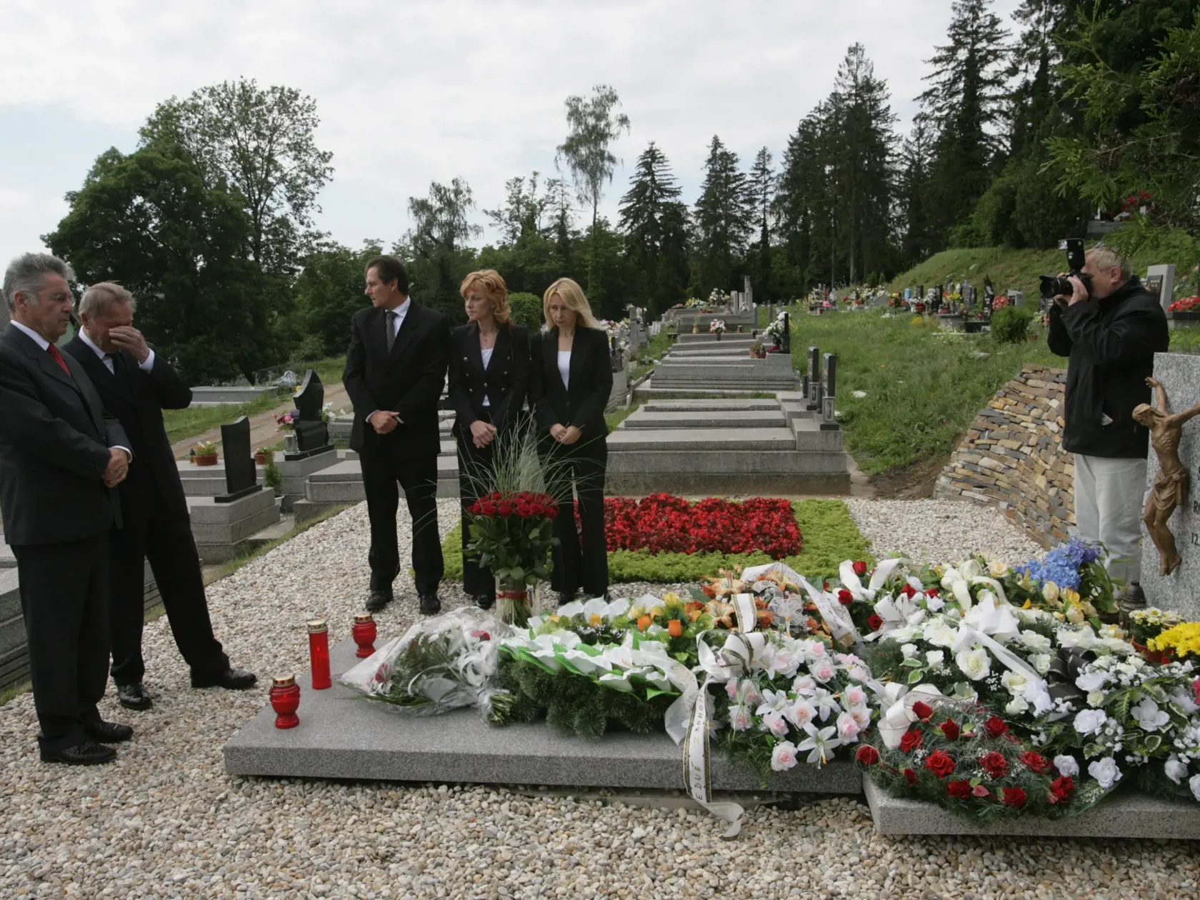 Rudolf Schuster s najbližšou rodinou a hosťami pohrebu pri hrobe Ireny Schusterovej. (archívne foto 15. 6. 2008)