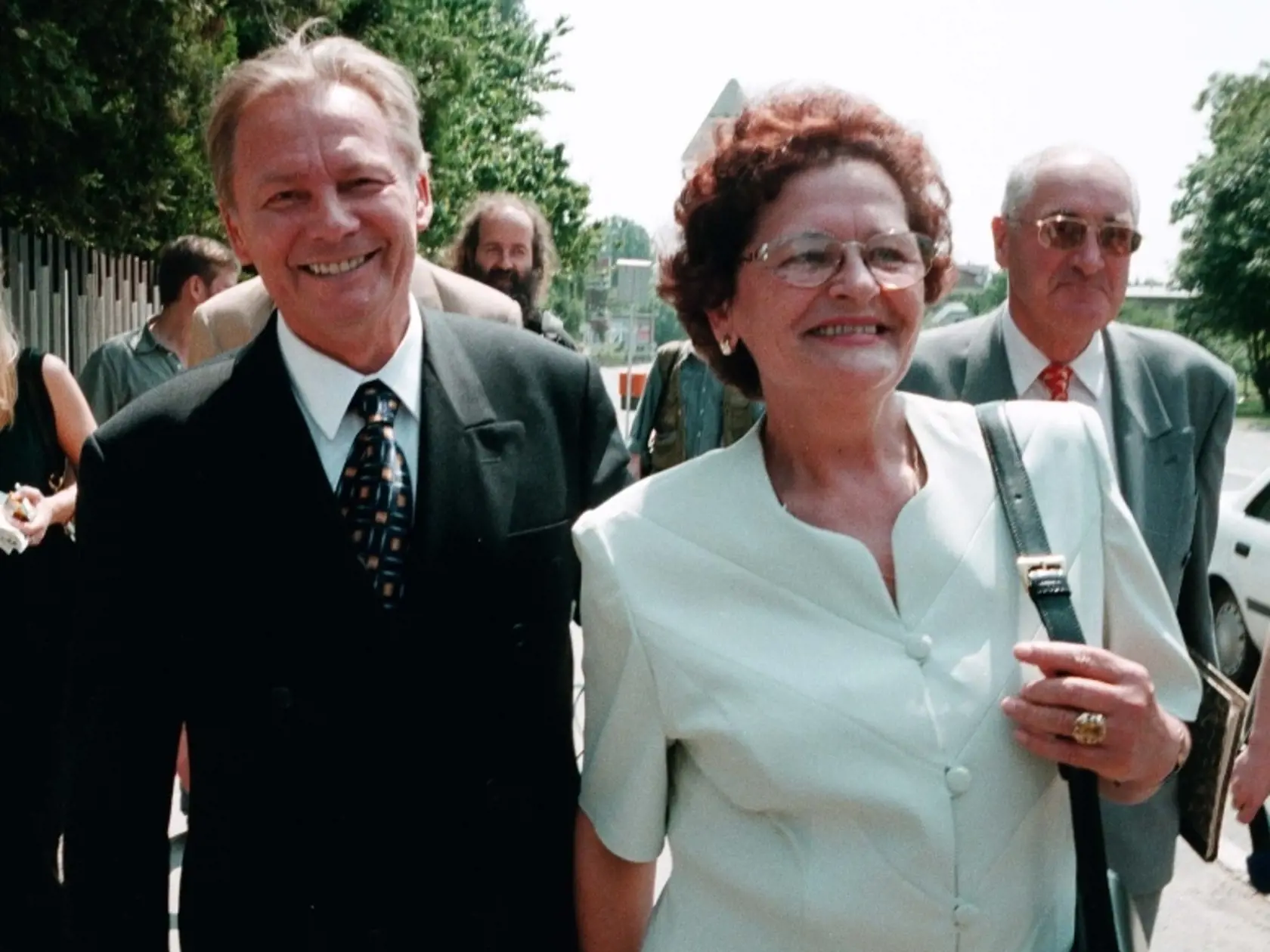 Schusterovci sa tešia: V historicky prvých priamych prezidentských voľbách v máji 1999. vyhral Rudolf
Schuster.