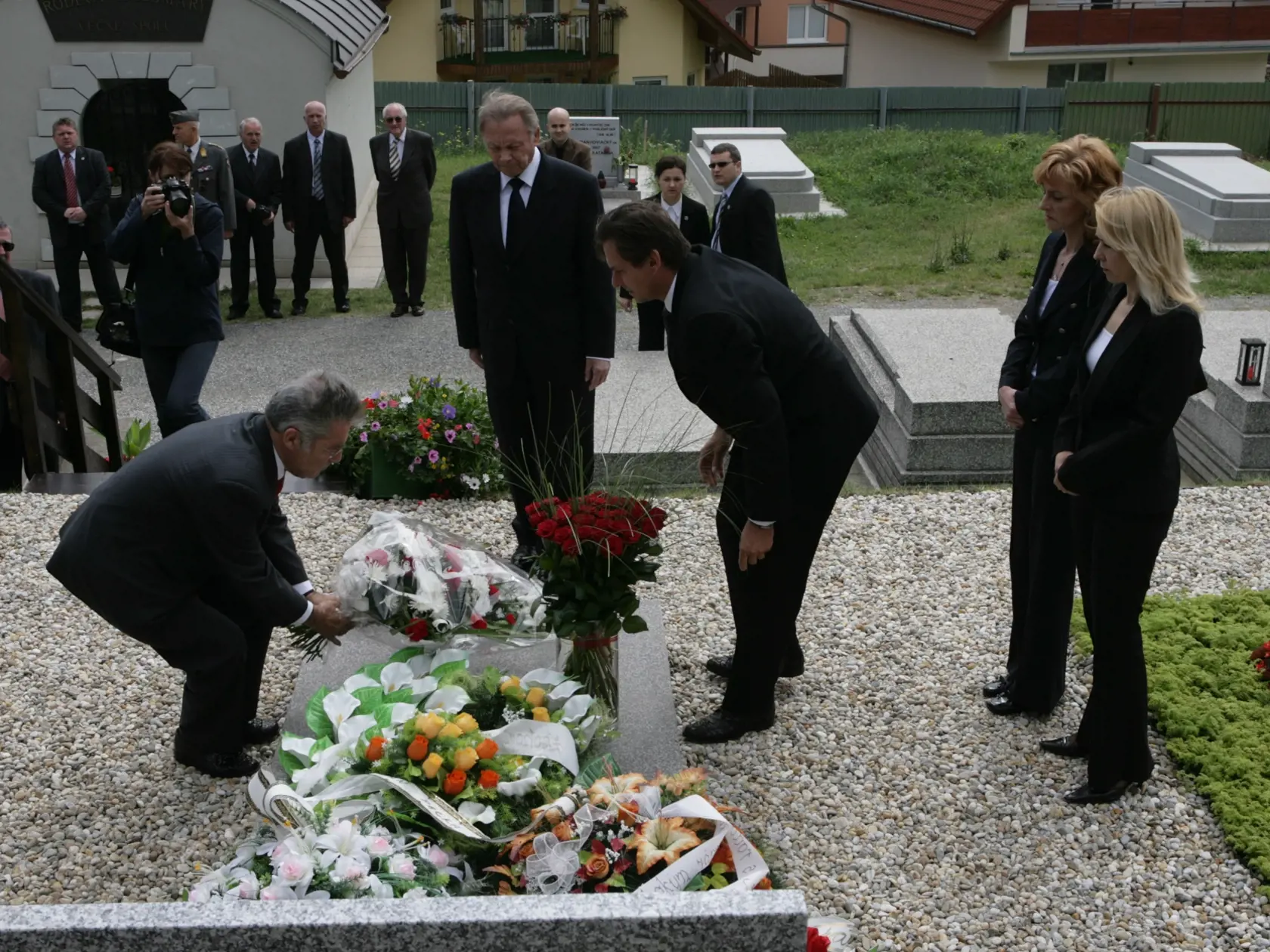 Rudolf Schuster s najbližšou rodinou a hosťami pohrebu pri hrobe Ireny Schusterovej. (archívne foto 15. 6. 2008)