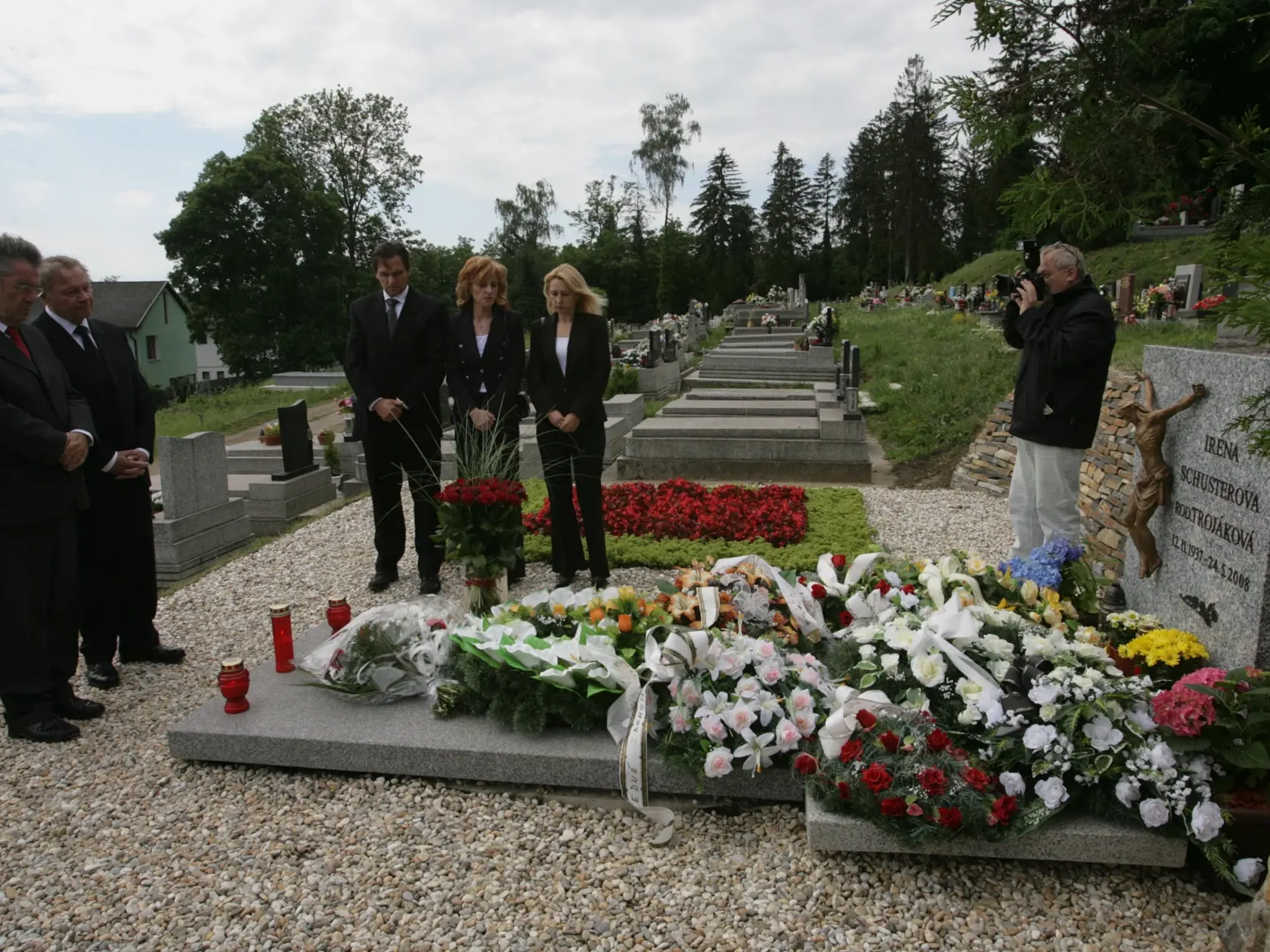 Rudolf Schuster s najbližšou rodinou a hosťami pohrebu pri hrobe Ireny Schusterovej. (archívne foto 15. 6. 2008)