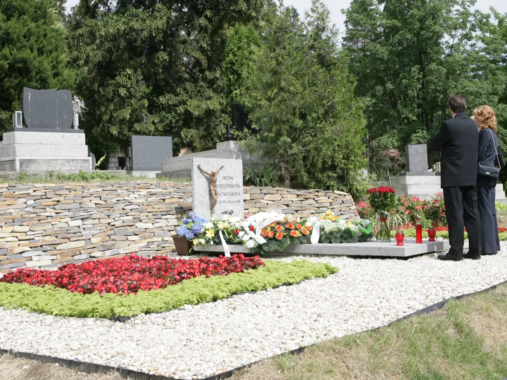 Rudolf Schuster s najbližšou rodinou a hosťami pohrebu pri hrobe Ireny Schusterovej. (archívne foto 15. 6. 2008)
