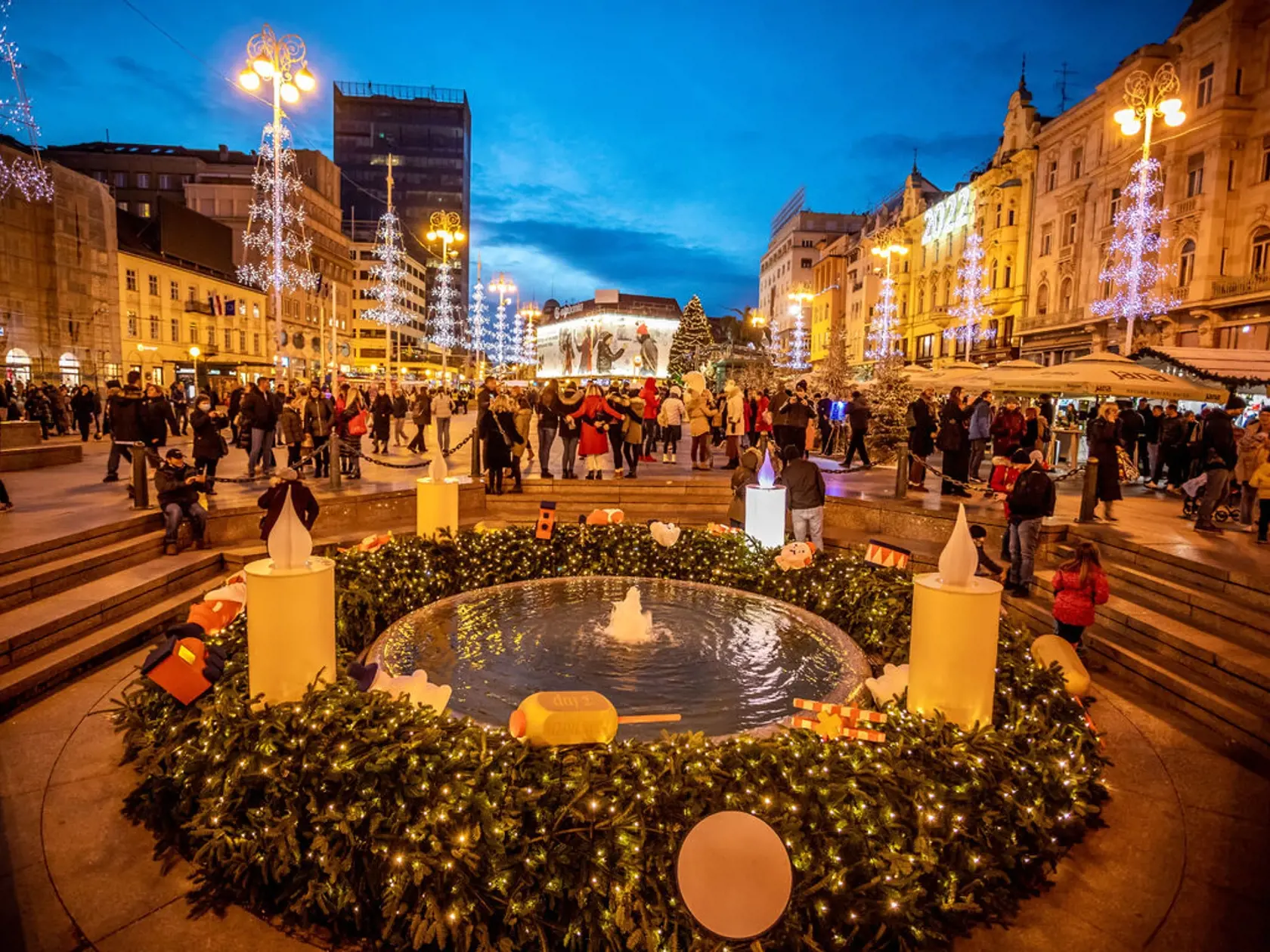 Ceny vo vianočnom Chorvátsku vás podľa portálu Pravda.sk až tak neprekvapia, veľké pivo kúpite napríklad za cca 2,4€, horúcu čokoládu za 2,9€. Obľúbené chorvátske smokvy, teda sušené figy nakúpite kilo za 6,6€.