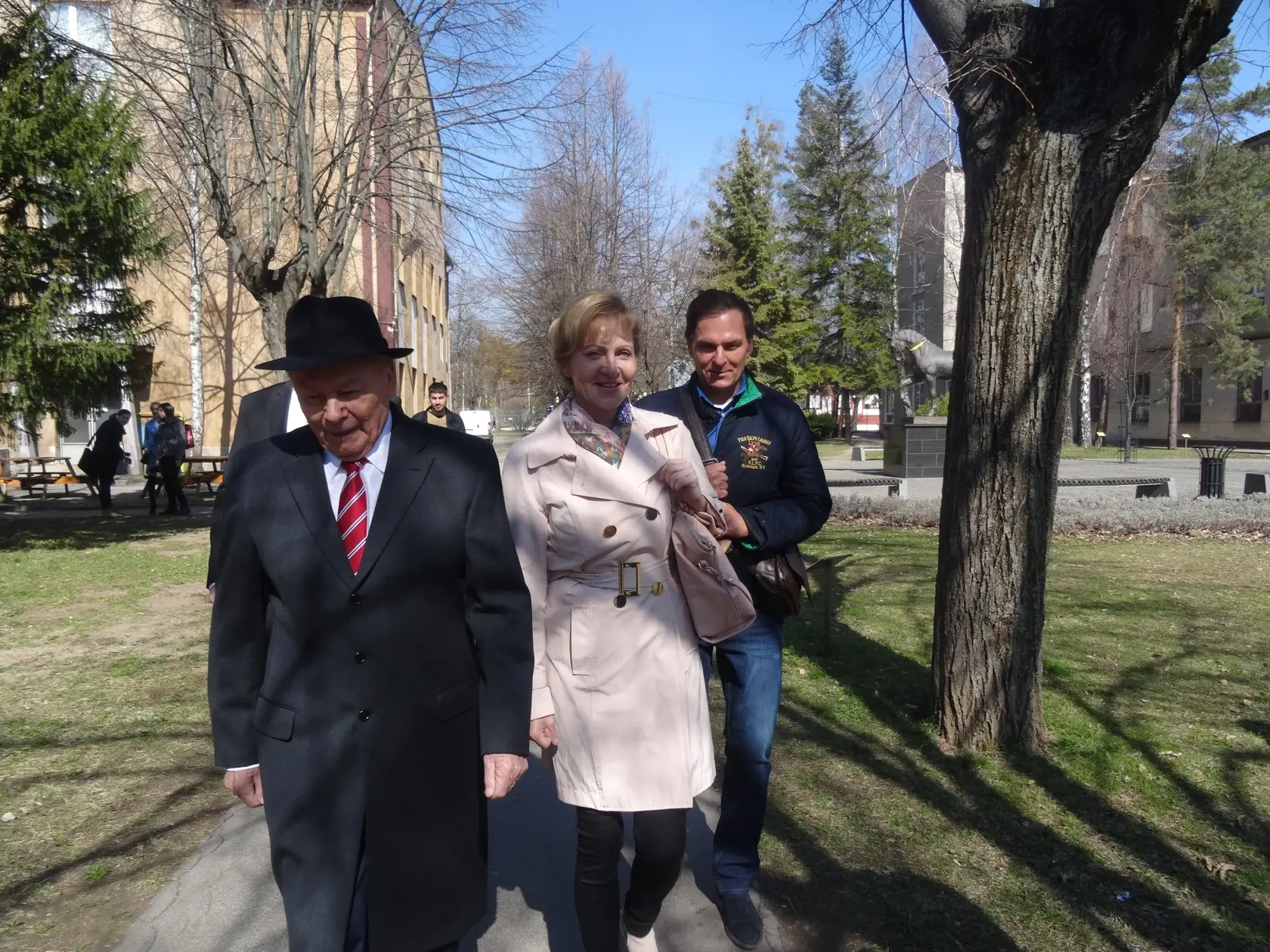 Ako tradične otca sprevádzali k volebnej urne deti Ingrid a Peter.