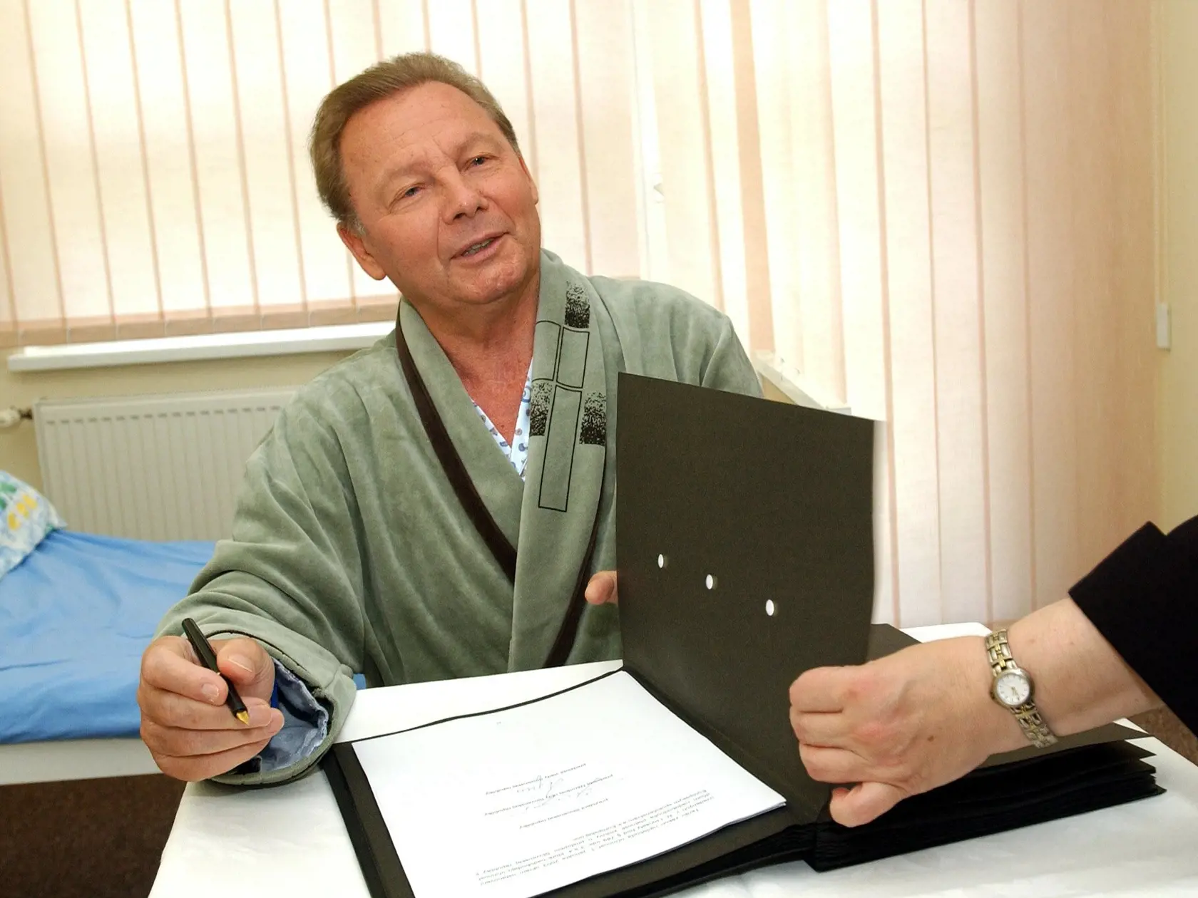 Bývalý prezident Rudolf Schuster po vážnej chorobe prišiel na tlačovku v župane.