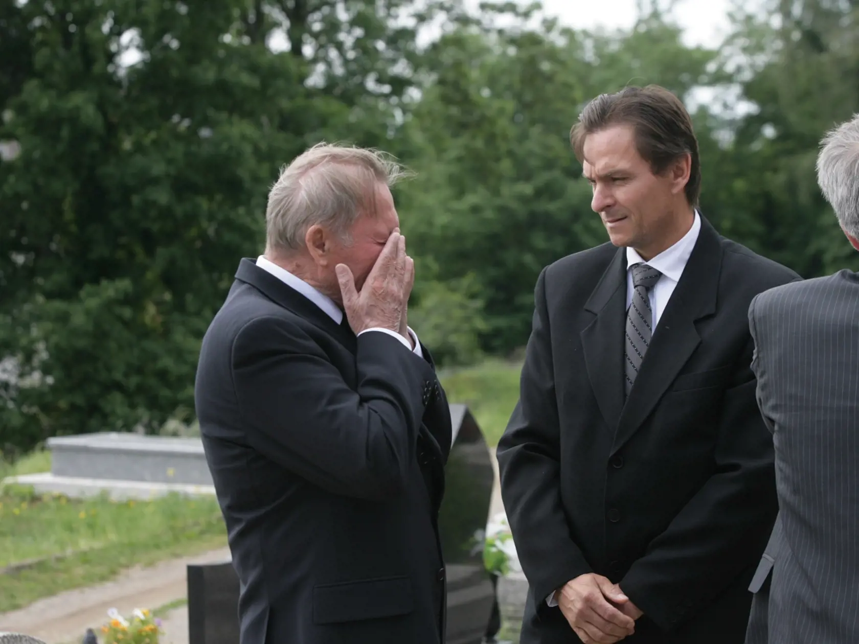 Syn Peter utešuje užialeného otca.