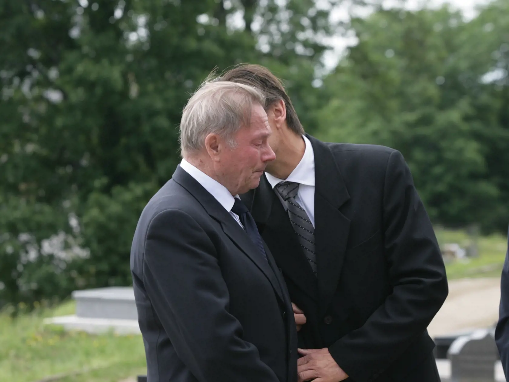 Syn Peter utešuje užialeného otca.