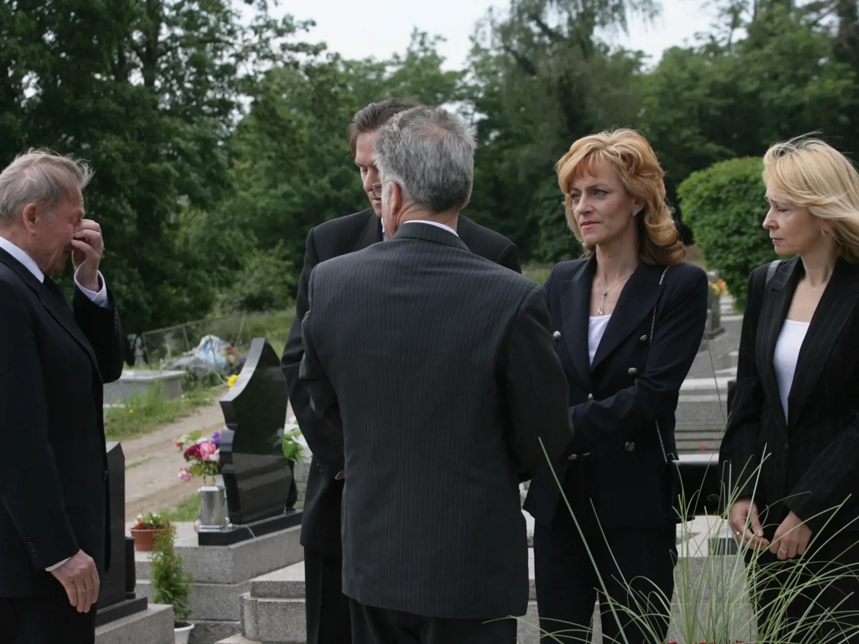 Rudolf Schuster s najbližšou rodinou a hosťami pohrebu pri hrobe Ireny Schusterovej. (archívne foto 15. 6. 2008)
