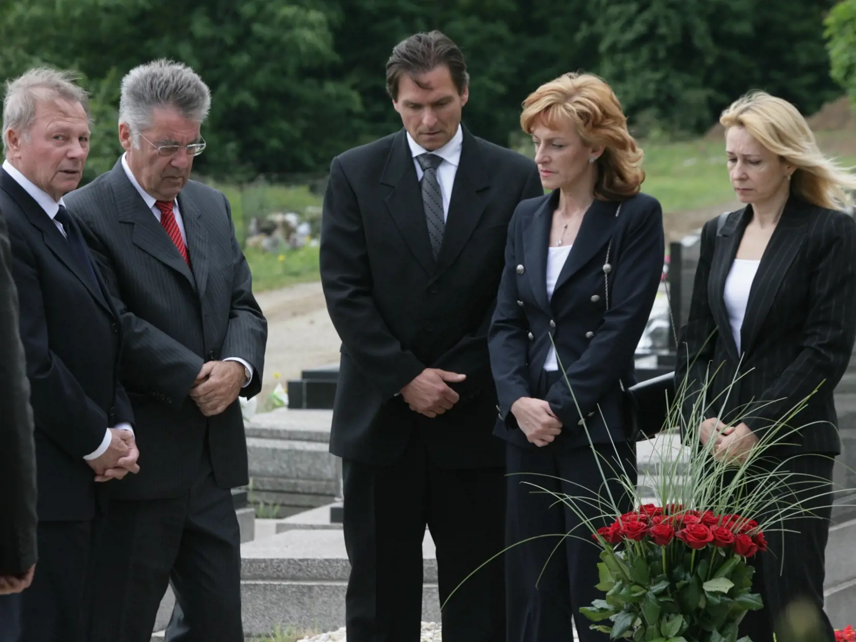 Rudolf Schuster s najbližšou rodinou a hosťami pohrebu pri hrobe Ireny Schusterovej. (archívne foto 15. 6. 2008)