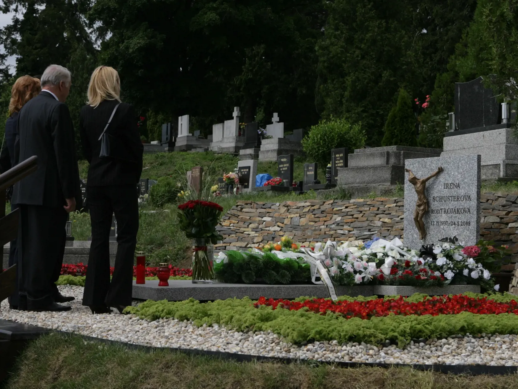 Rudolf Schuster s najbližšou rodinou a hosťami pohrebu pri hrobe Ireny Schusterovej. (archívne foto 15. 6. 2008)
