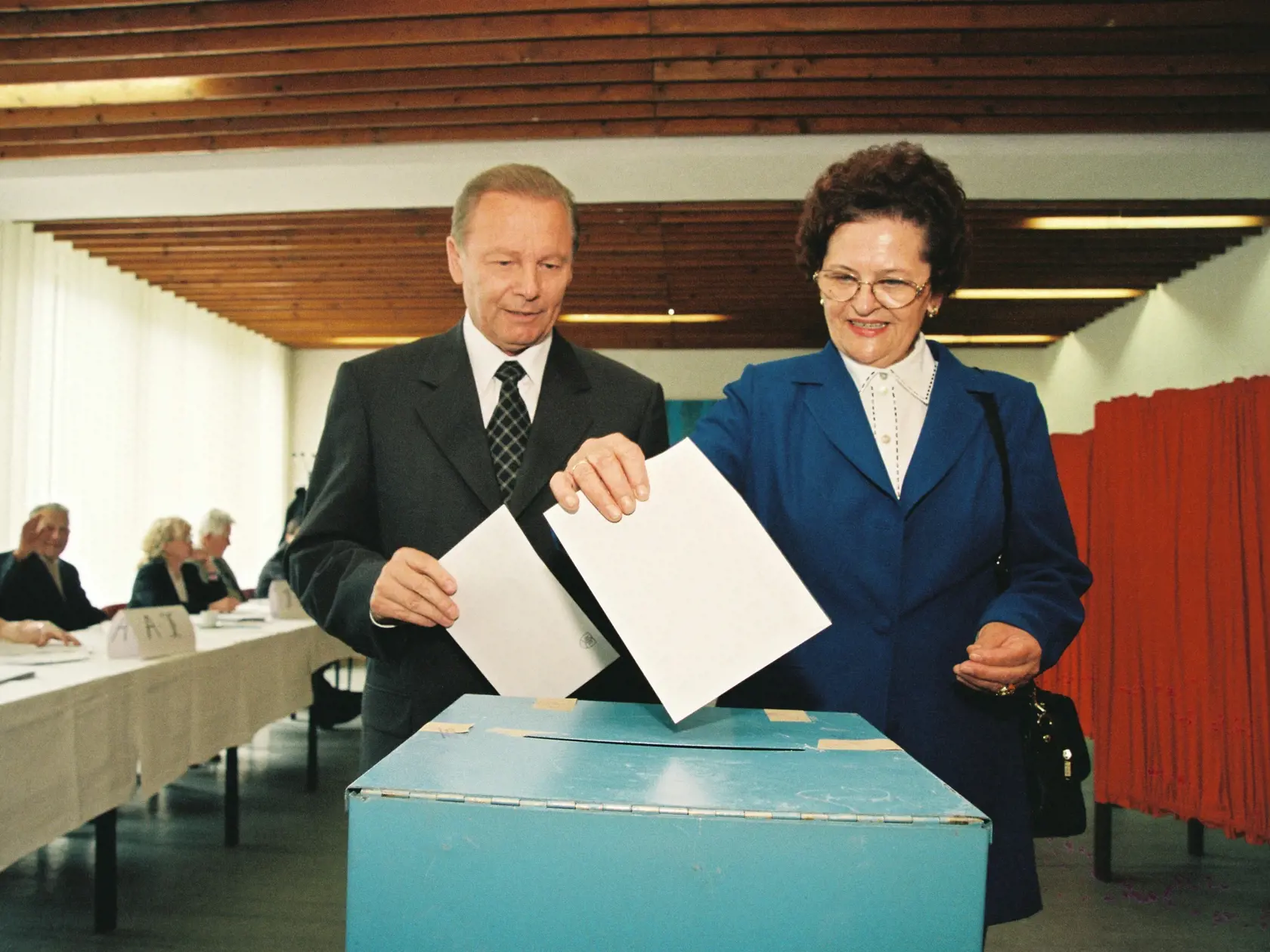 Rudolf Schuster s manželkou pri volebnej urne.