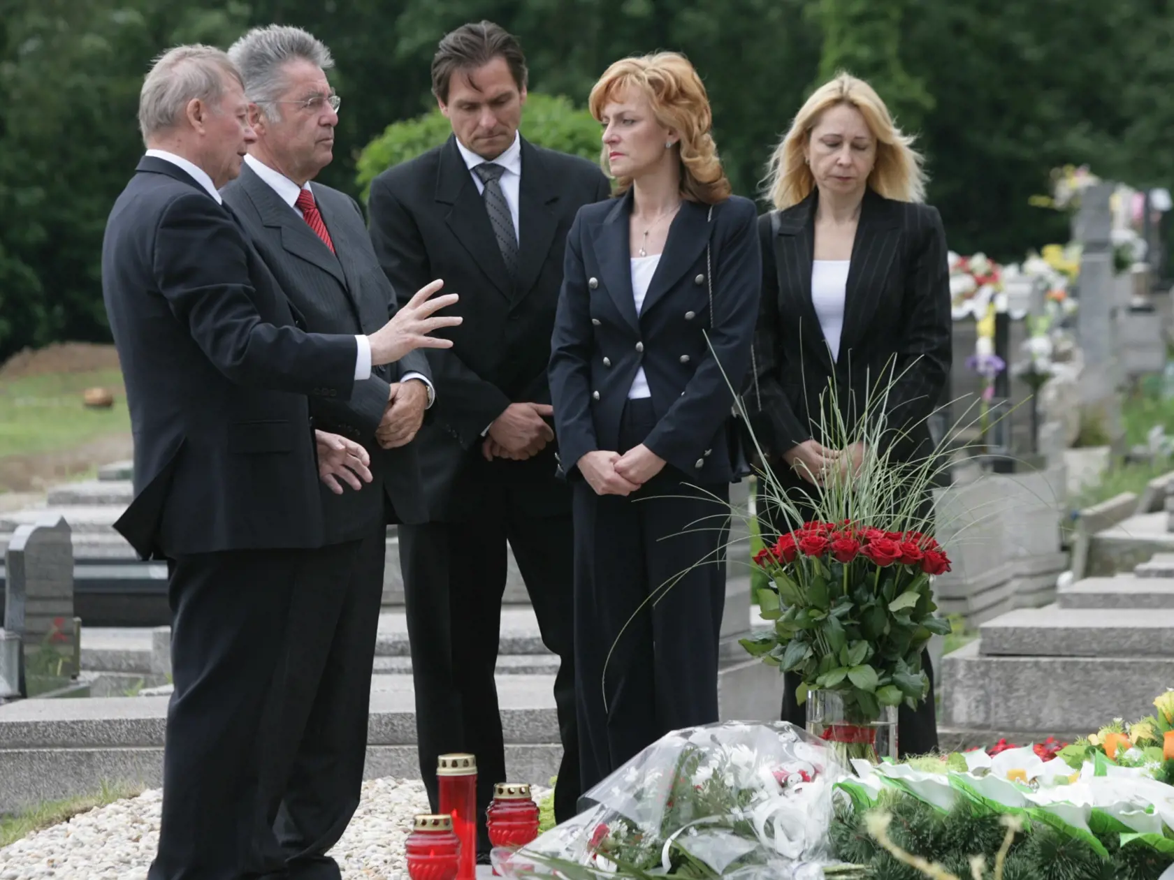 Rudolf Schuster s najbližšou rodinou a hosťami pohrebu pri hrobe Ireny Schusterovej. (archívne foto 15. 6. 2008)
