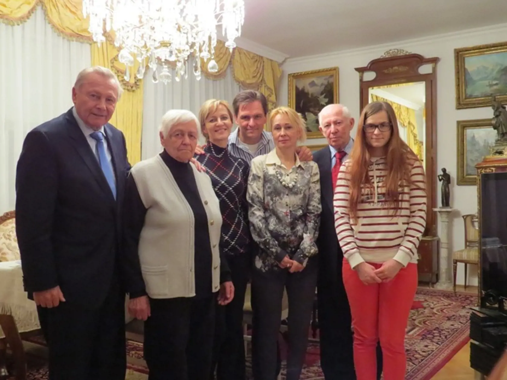 Zľava oslávenec Rudolf Schuster, sestra Agnesa, dcéra Ingrid, syn Peter, nevesta Zuzka, brat Vavro, vnučka Peťka