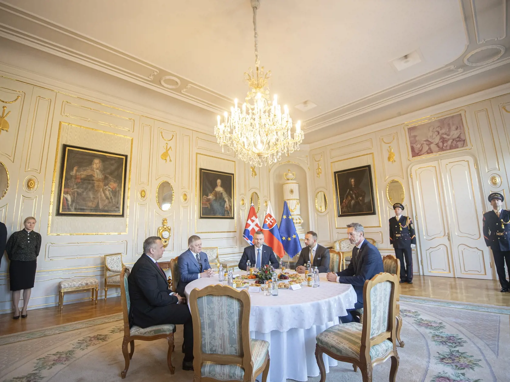 Na snímke prezident SR Peter Pellegrini (uprostred), predseda strany Smer-SD a premiér SR Robert Fico (druhý zľava), predseda Slovenskej národnej strany (SNS) a podpredseda Národnej rady (NR) SR Andrej Danko (vľavo), predseda strany Hlas-SD a minister vnútra SR Matúš Šutaj Eštok (druhý sprava) a predseda KDH Milan Majerský (vpravo) počas stretnutia politických strán za okrúhlym stolom k zahraničnopolitickej orientácii Slovenska v Prezidentskom paláci v Bratislave v utorok 4. februára 2025. FOTO TASR - Martin Baumann